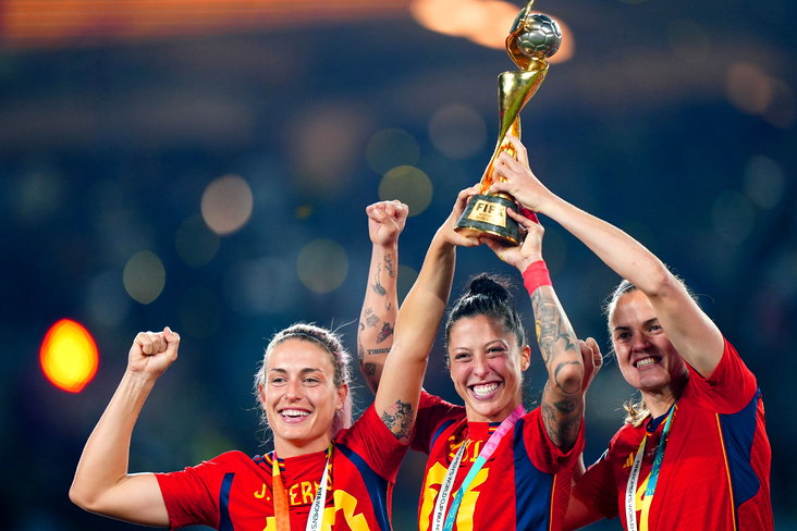 Alexia Putellas, Jenni Hermoso en Irene Paredes na de WK-winst