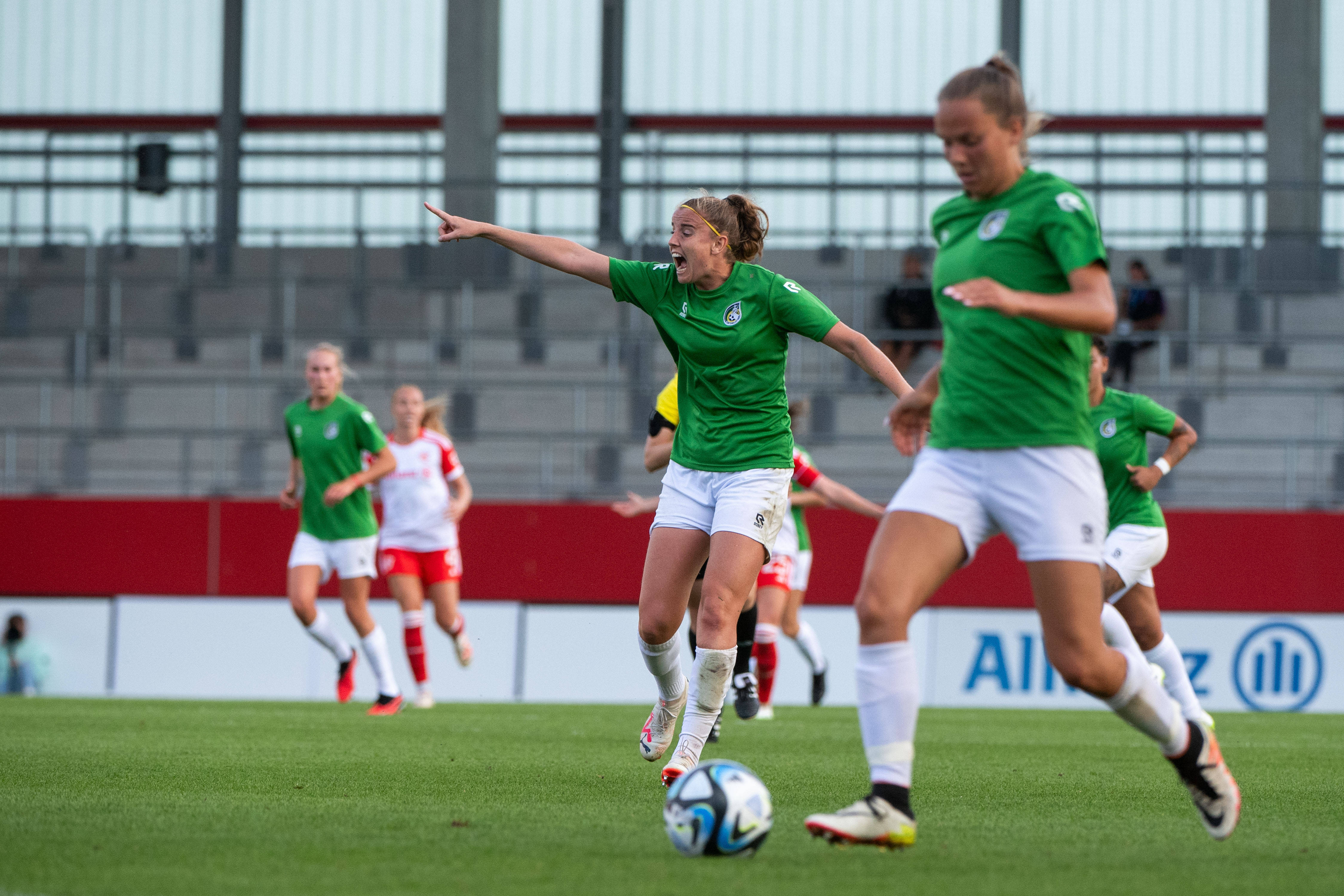 Myrthe Moorrees (midden) in actie namens Fortuna Sittard