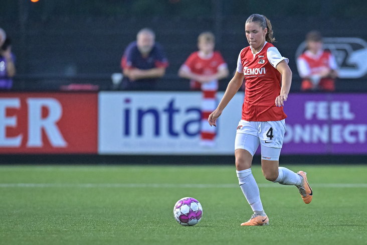 Karlijn Woons in actie namens AZ
