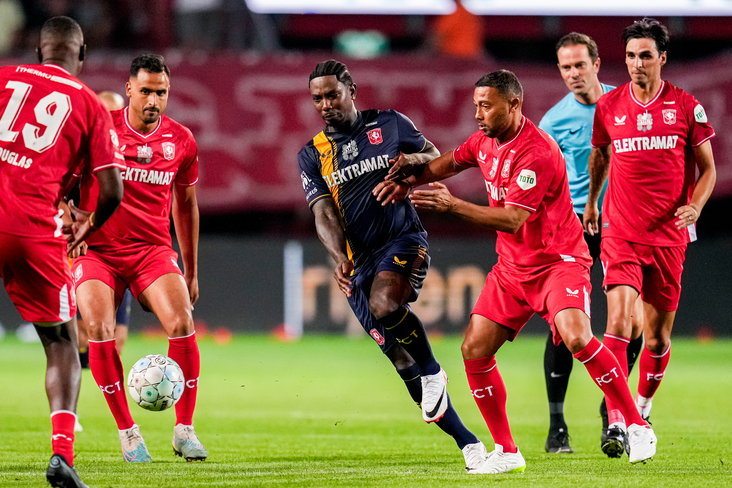Denny Landzaat in duel met Eljero Elia bij de afscheidswedstrijd van Wout Brama