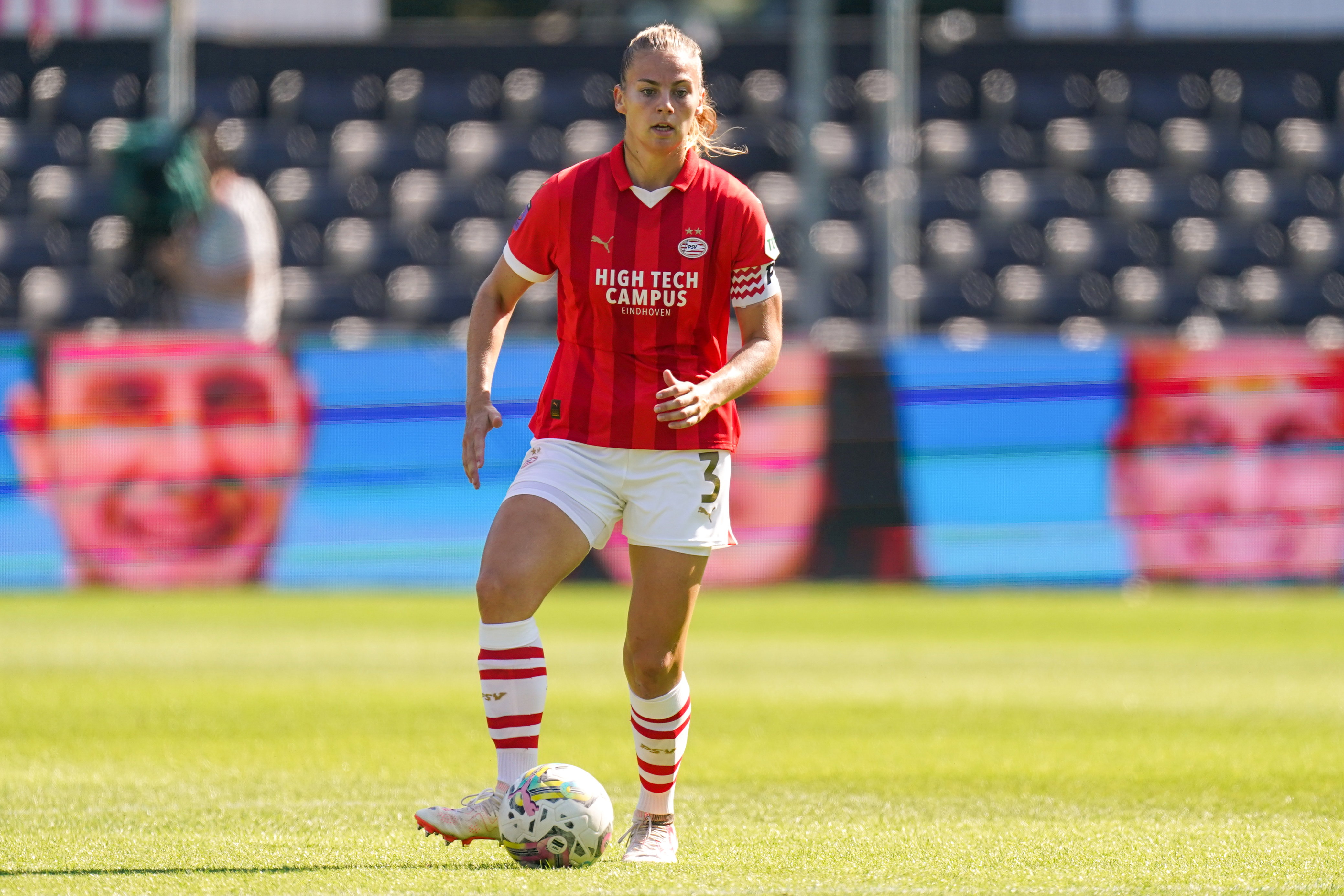 Gwyneth Hendriks aan de bal namens PSV
