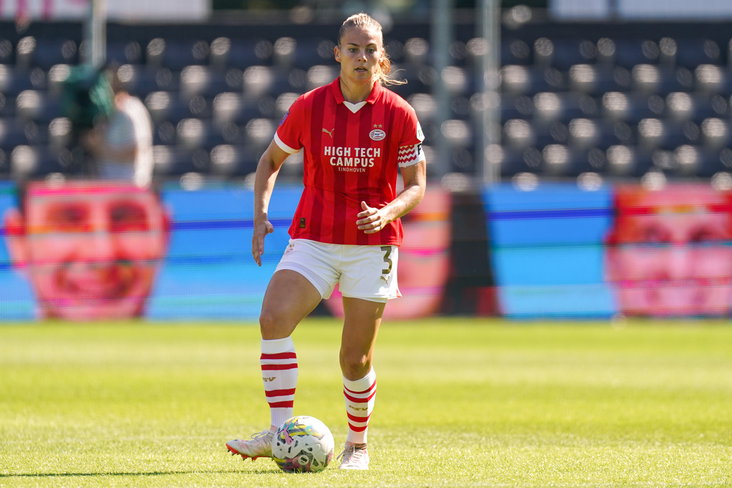 Gwyneth Hendriks aan de bal namens PSV