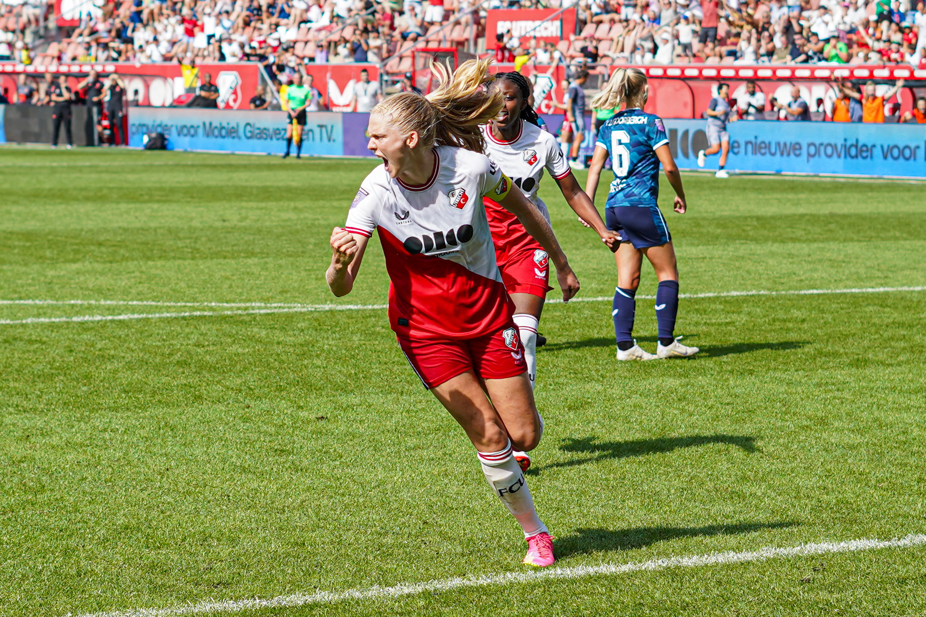 Judith Roosjen juicht na een goal voor FC Utrecht