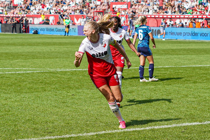 Judith Roosjen juicht na een goal voor FC Utrecht