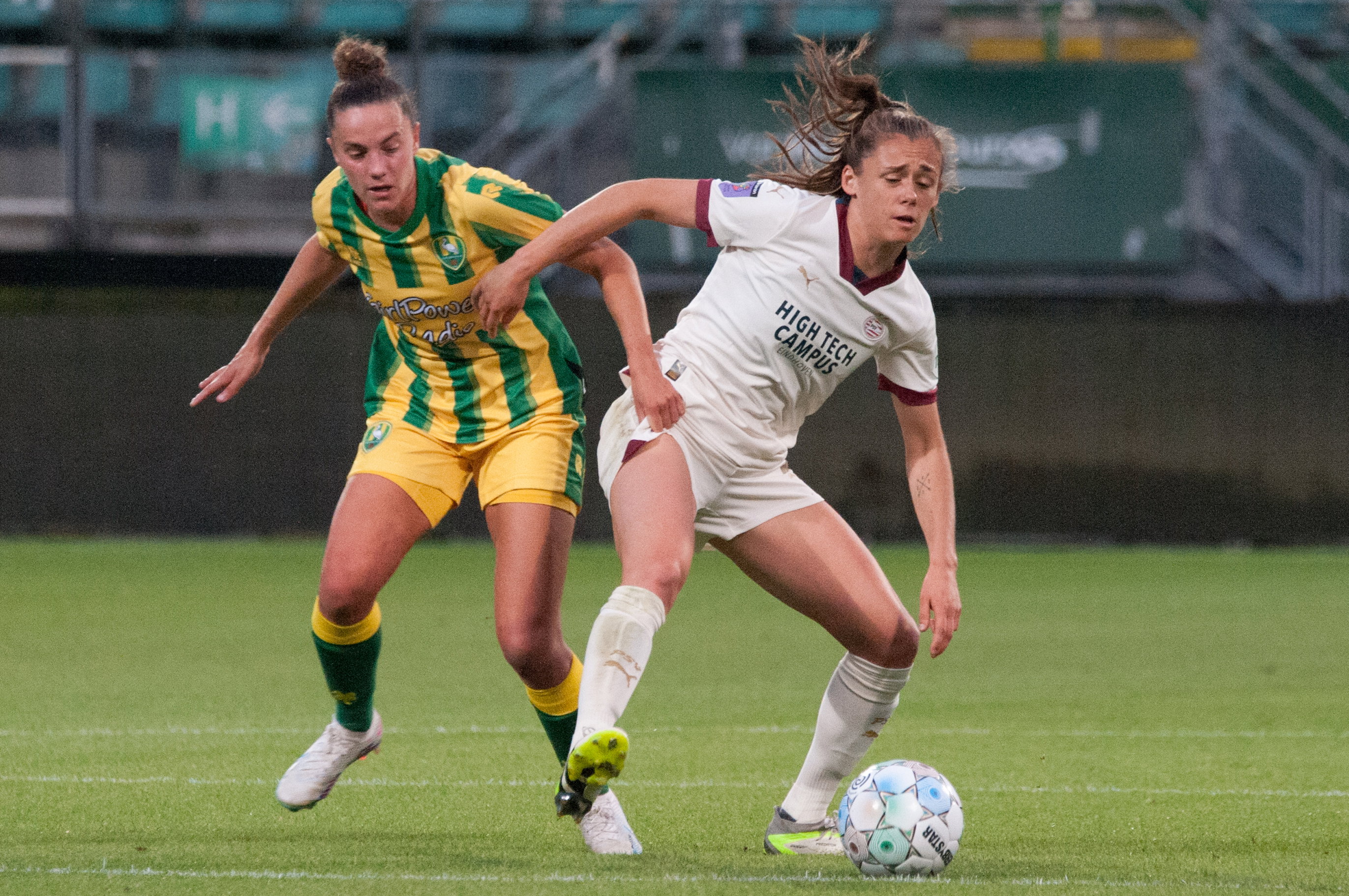 Chloé Vande Velde (ADO Den Haag) in duel met PSV-speelster Joëlle Smits