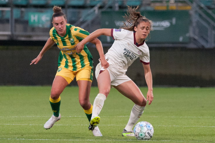 Chloé Vande Velde (ADO Den Haag) in duel met PSV-speelster Joëlle Smits