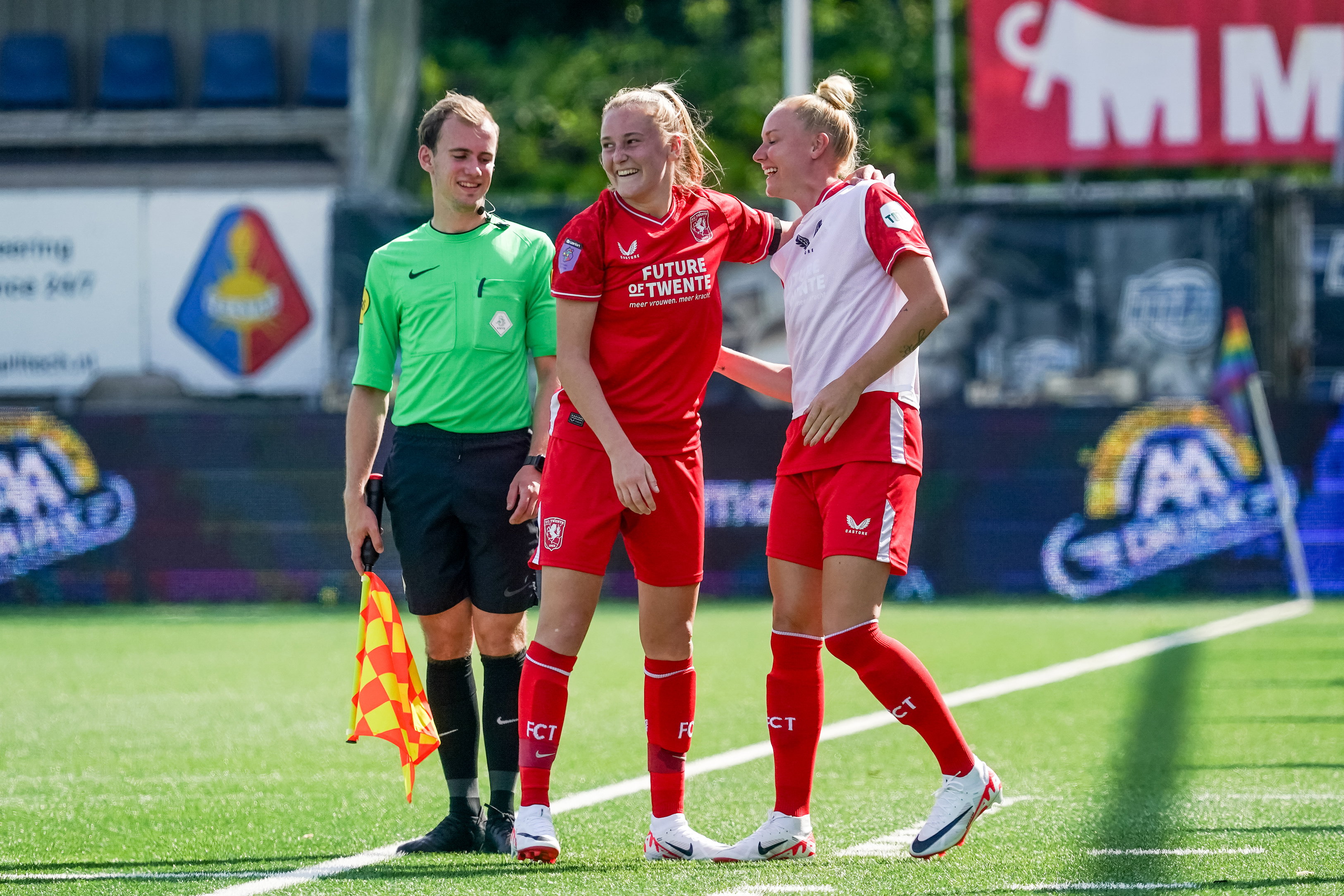 Wieke Kaptein en Danique Kerkdijk (FC Twente)
