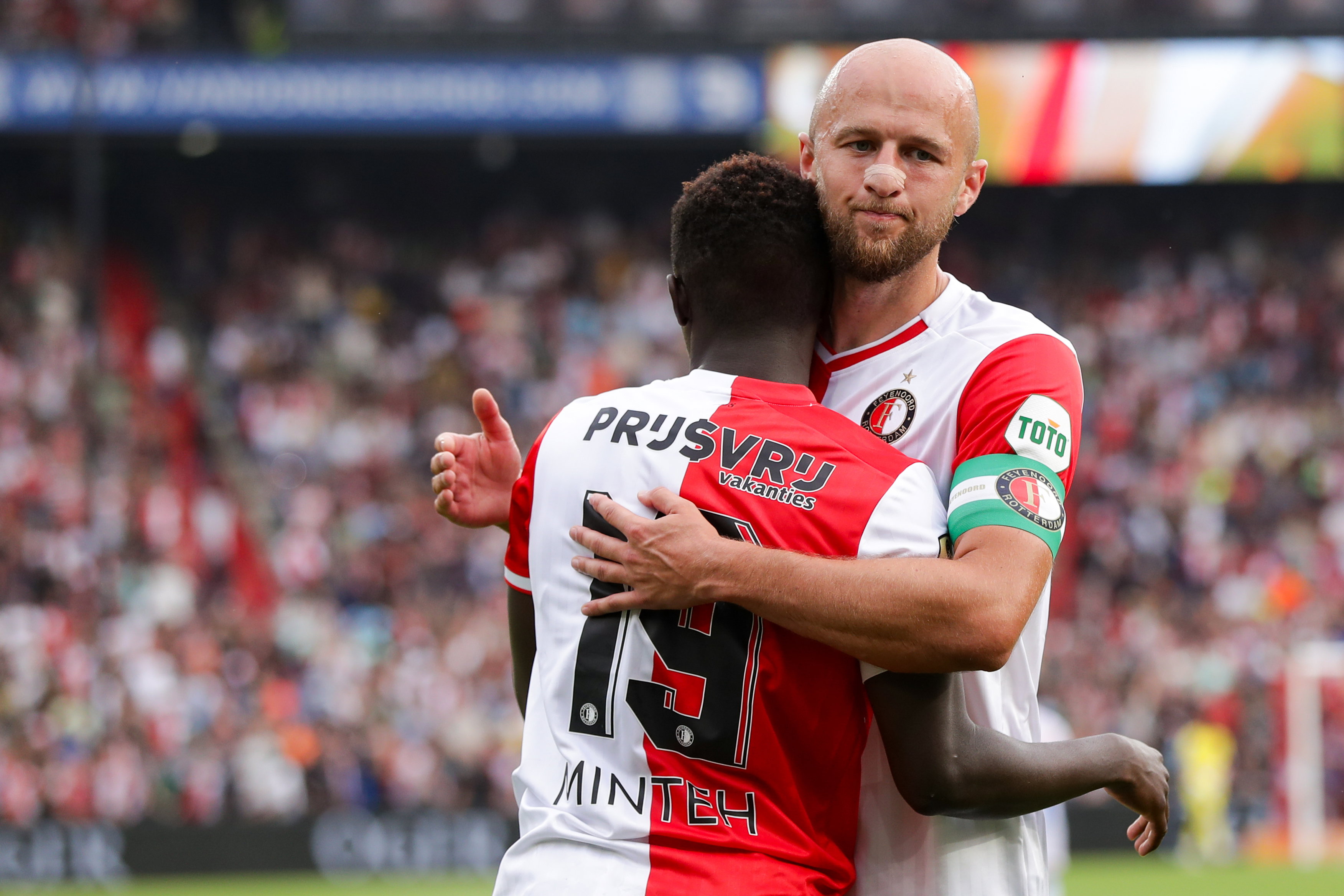 Gernot Trauner juicht met Yankuba Minteh
