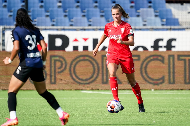 Marit Auée (FC Twente) in actie tegen Telstar