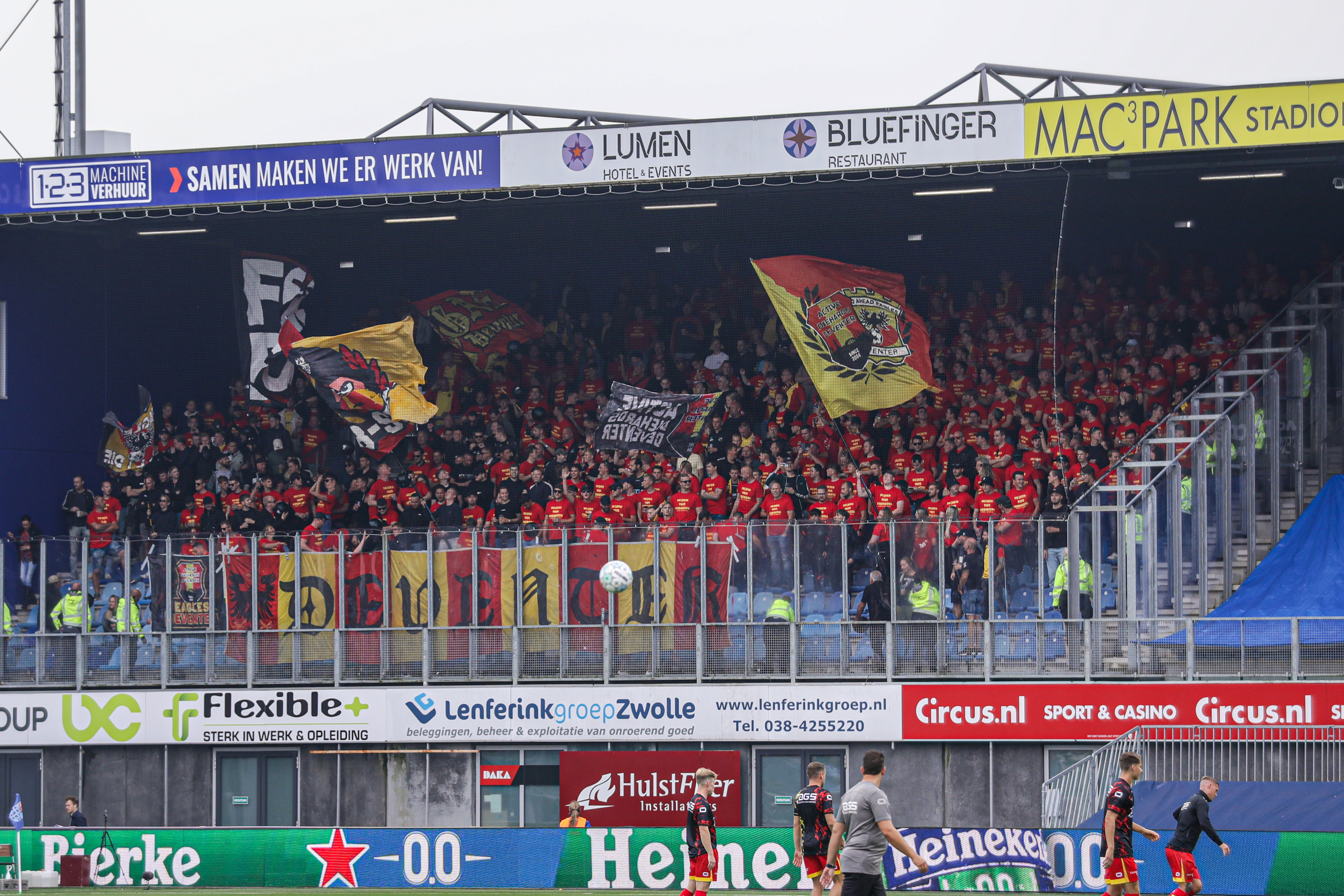 Go Ahead Eagles-supporters in het uitvak bij PEC Zwolle