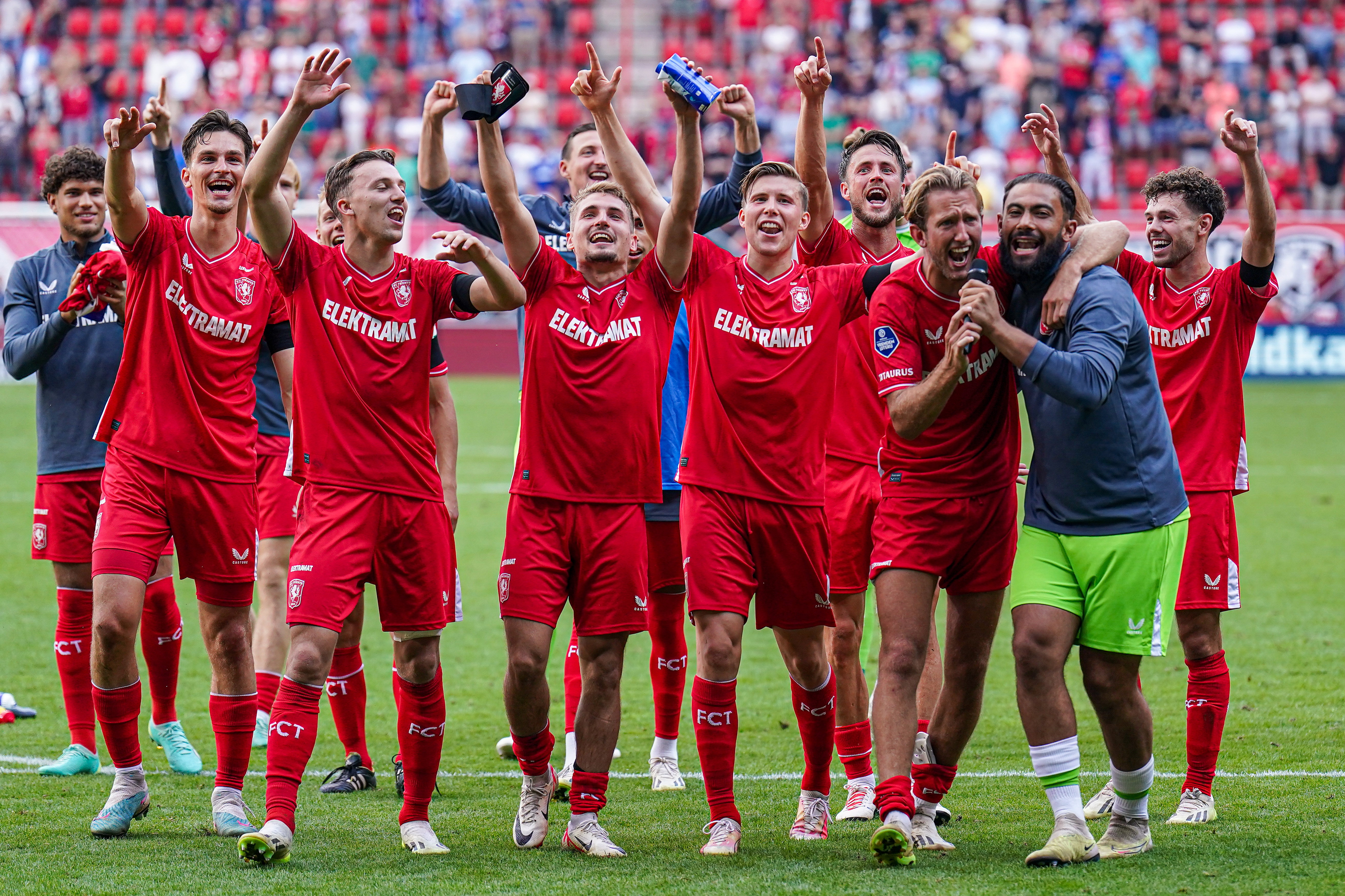 De spelers van FC Twente vieren feest na de zege op Ajax
