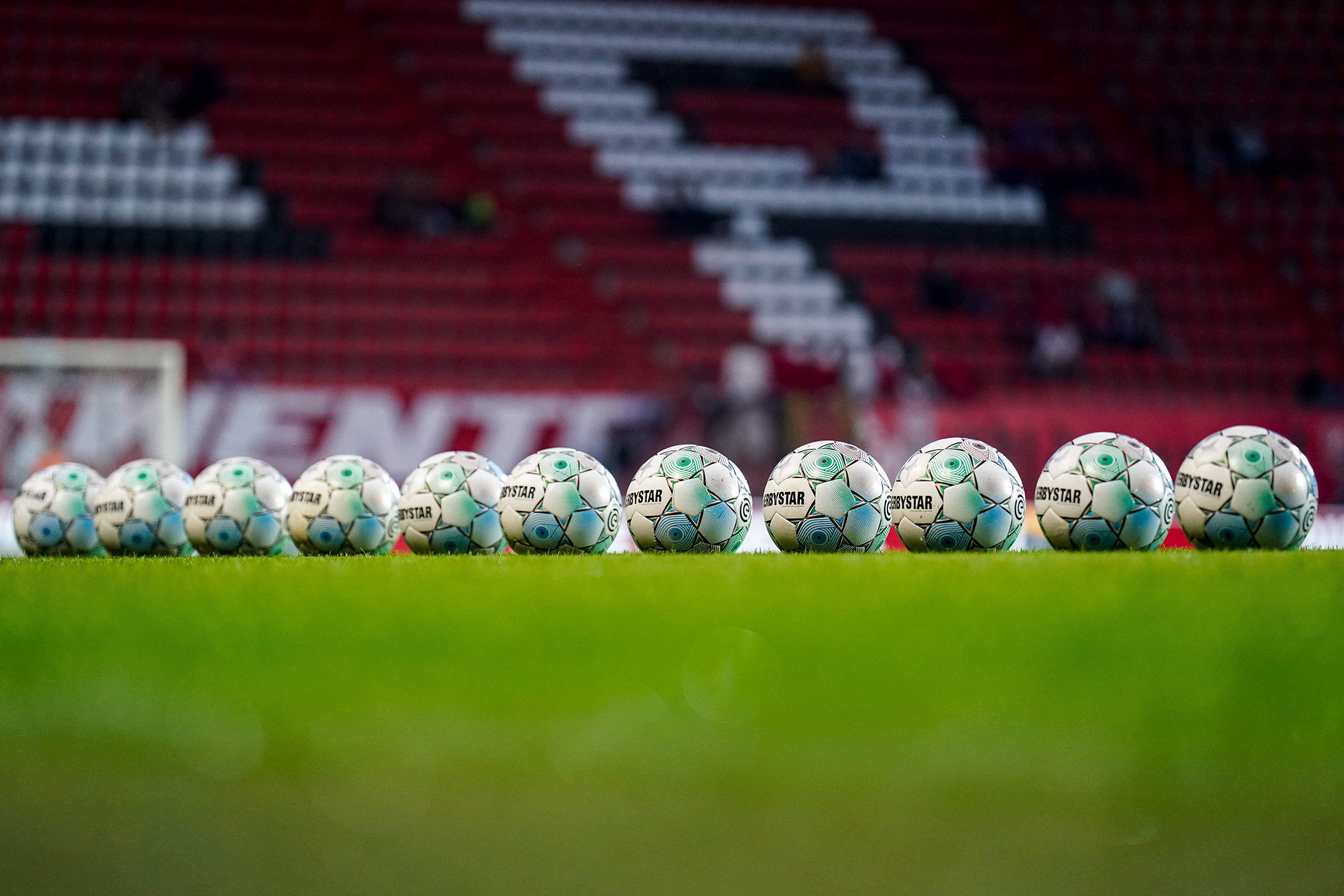 Meerdere ballen op het veld