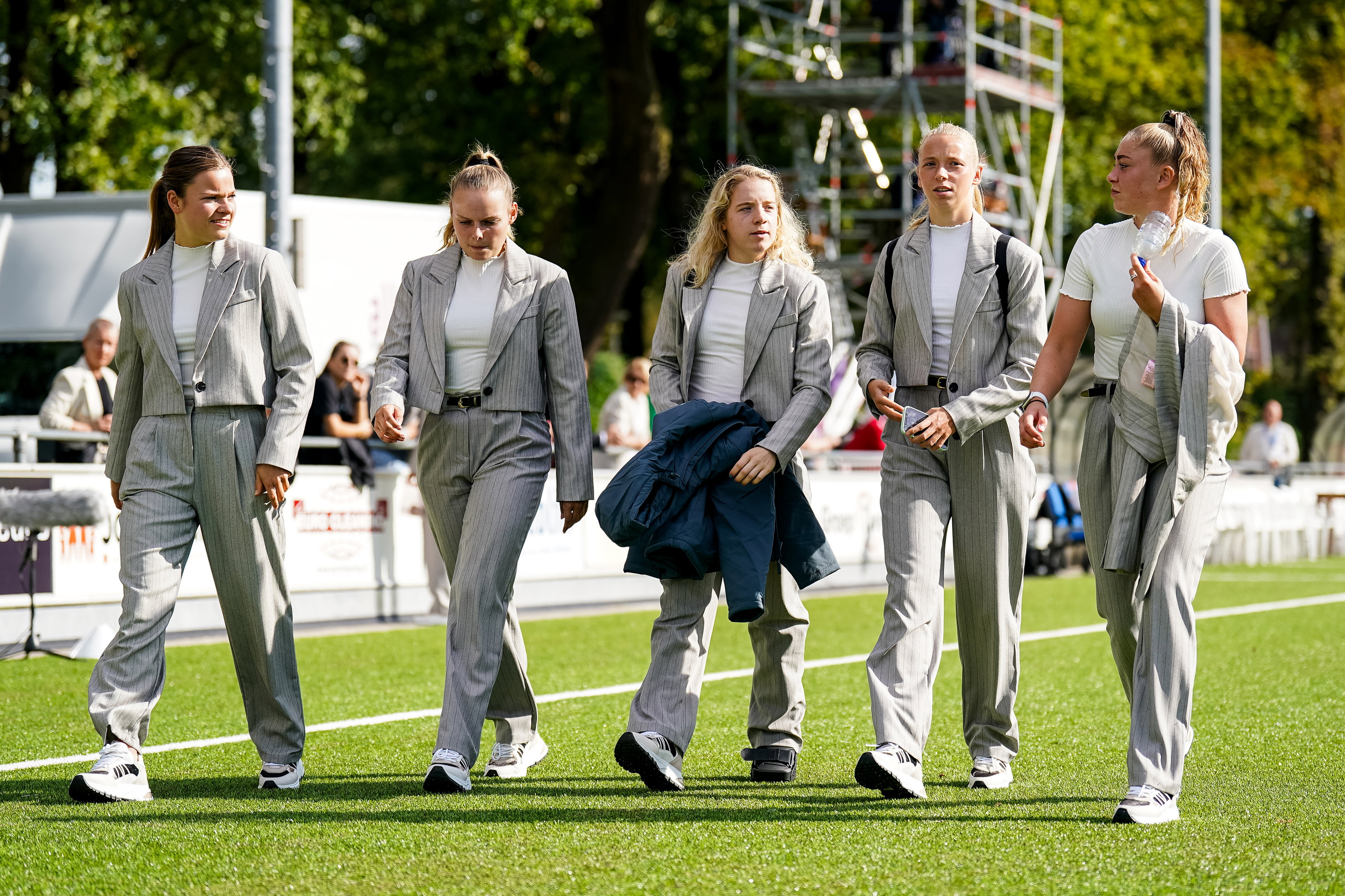 Kayleigh van Dooren, Jaimy Ravensbergen, Elena Dhont, Ella Peddemors en Danique van Ginkel bij FC Twente