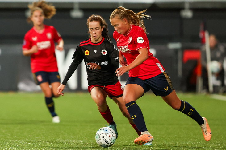 Stephanie Coelho Aurélio (Excelsior) in het duel met FC Twente