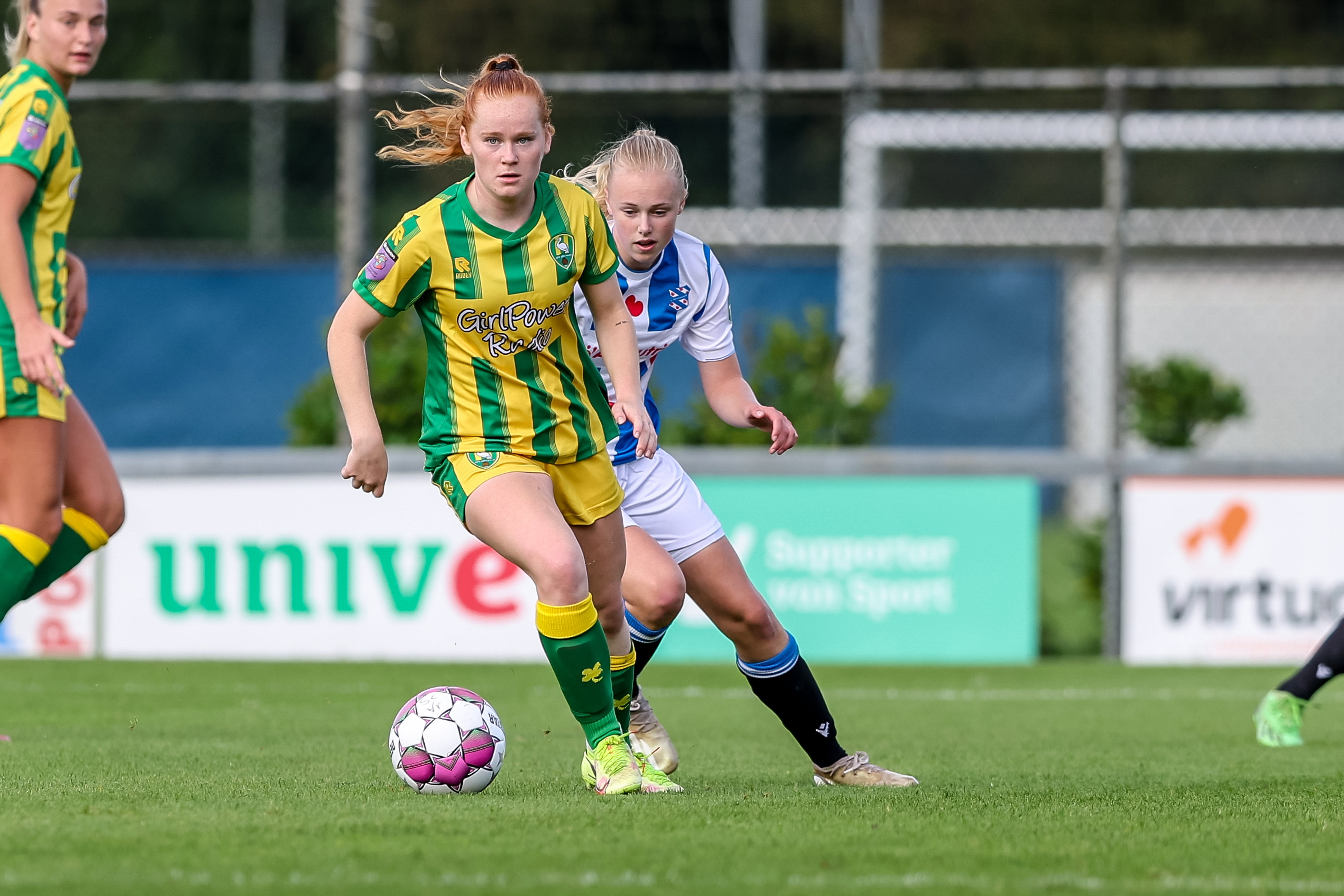 Manon van Raay (ADO Den Haag) in actie tegen SC Heerenveen