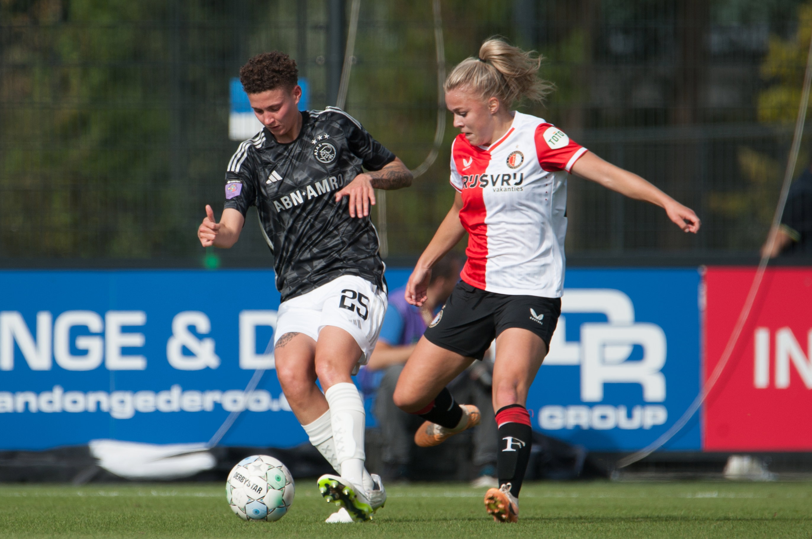 Noëlle van der Sluijs in actie namens Feyenoord tegen Ajax