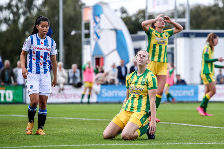 Anne van Egmond (midden, op de knieën) in actie namens ADO Den Haag