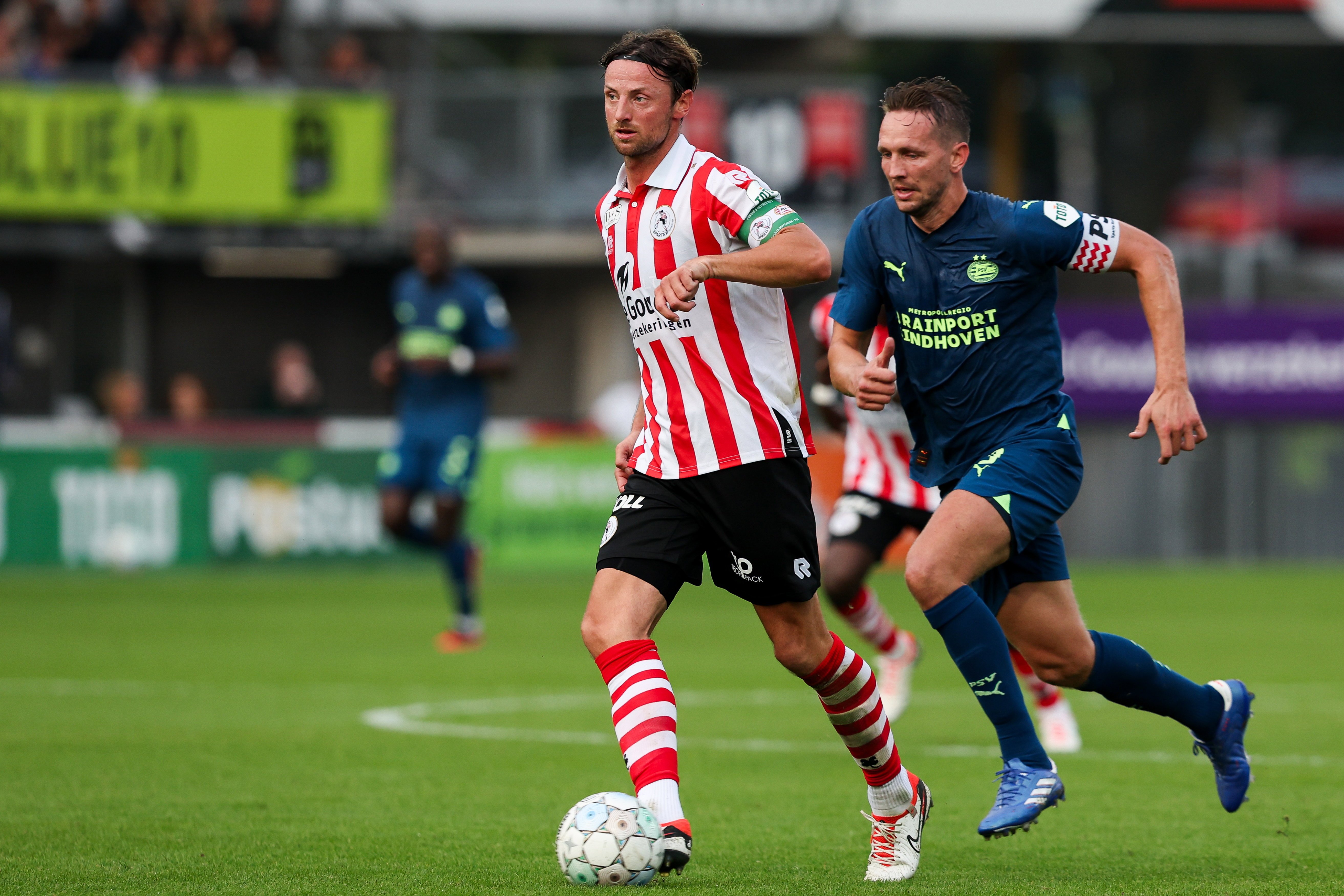 Bart Vriends in duel met Luuk de Jong
