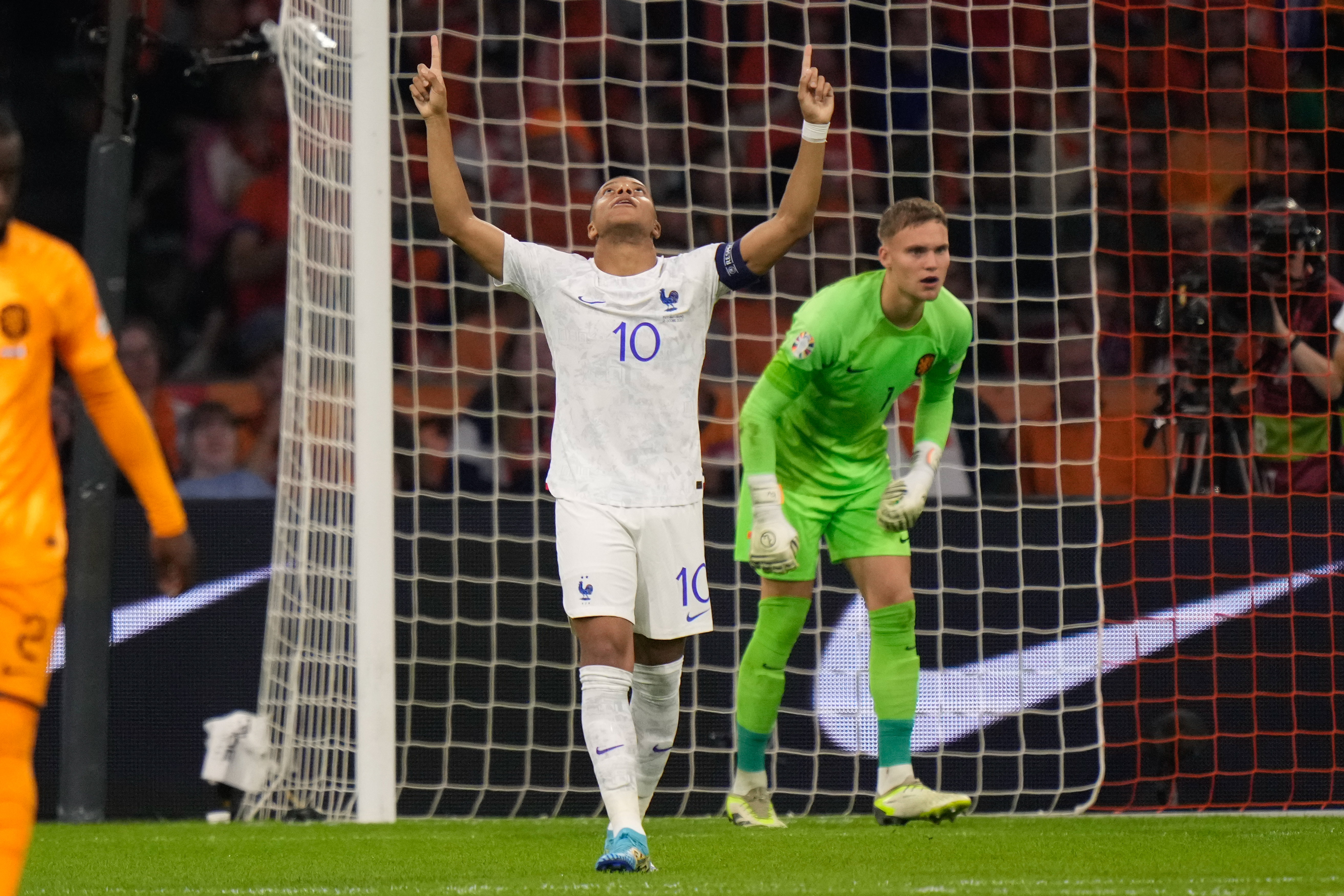 Kylian Mbappé viert goal tegen Oranje