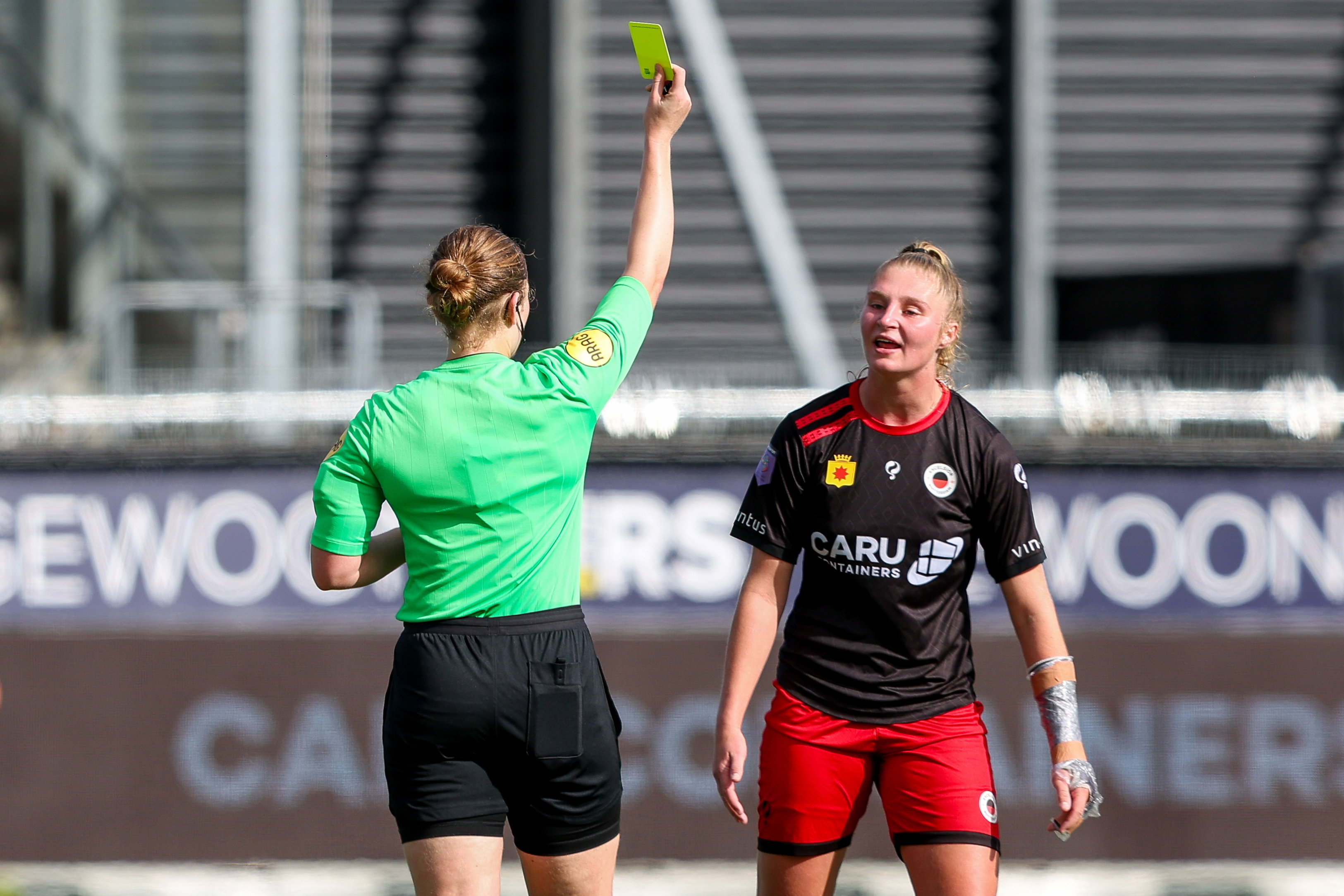 Rachel Kleine (Excelsior) krijgt een gele kaart