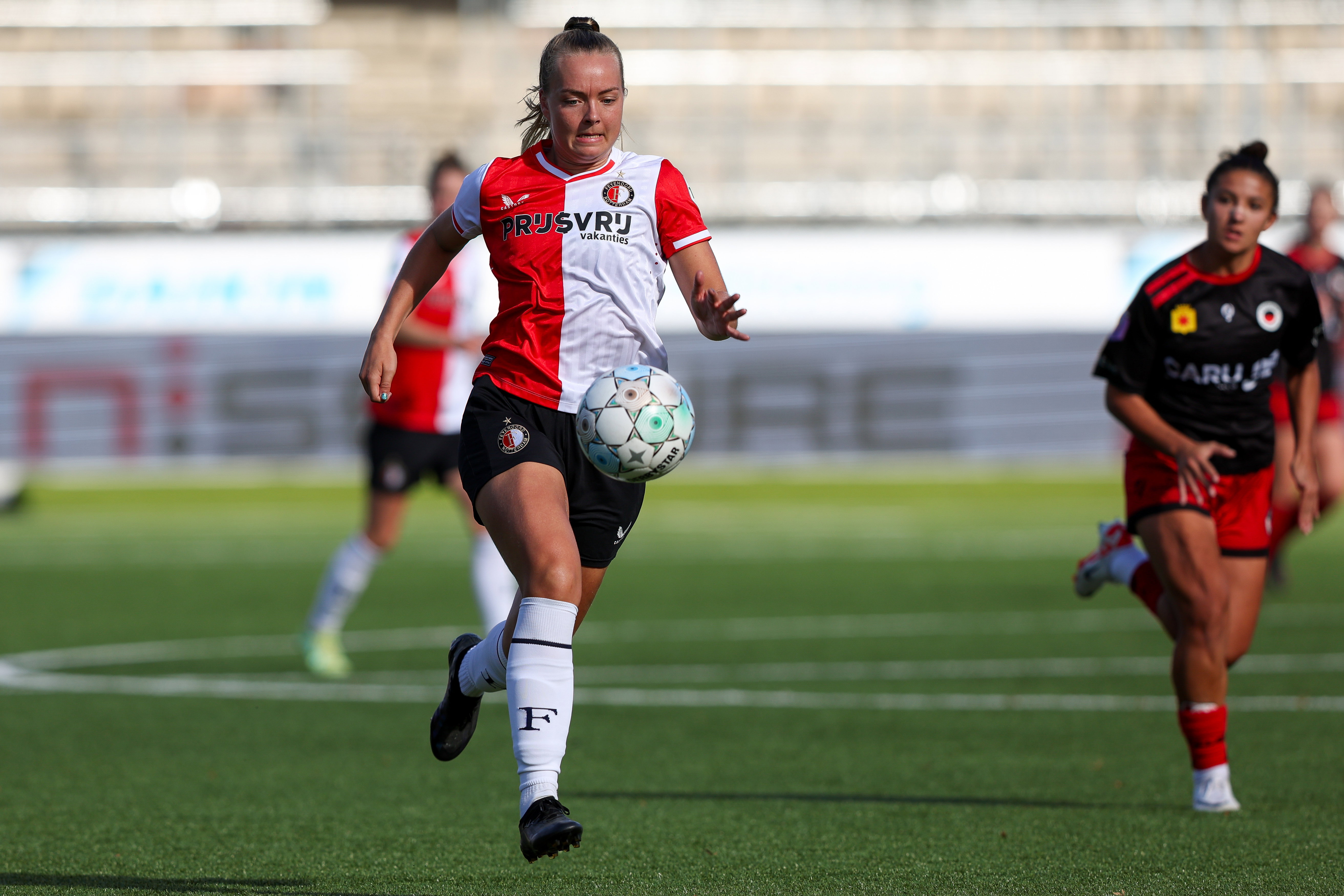 Amber Verspaget (Feyenoord) in actie tegen Excelsior
