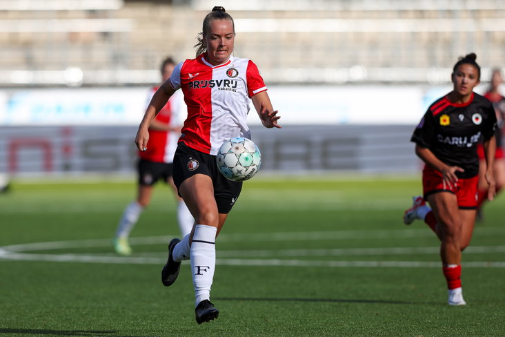 Amber Verspaget (Feyenoord) in actie tegen Excelsior