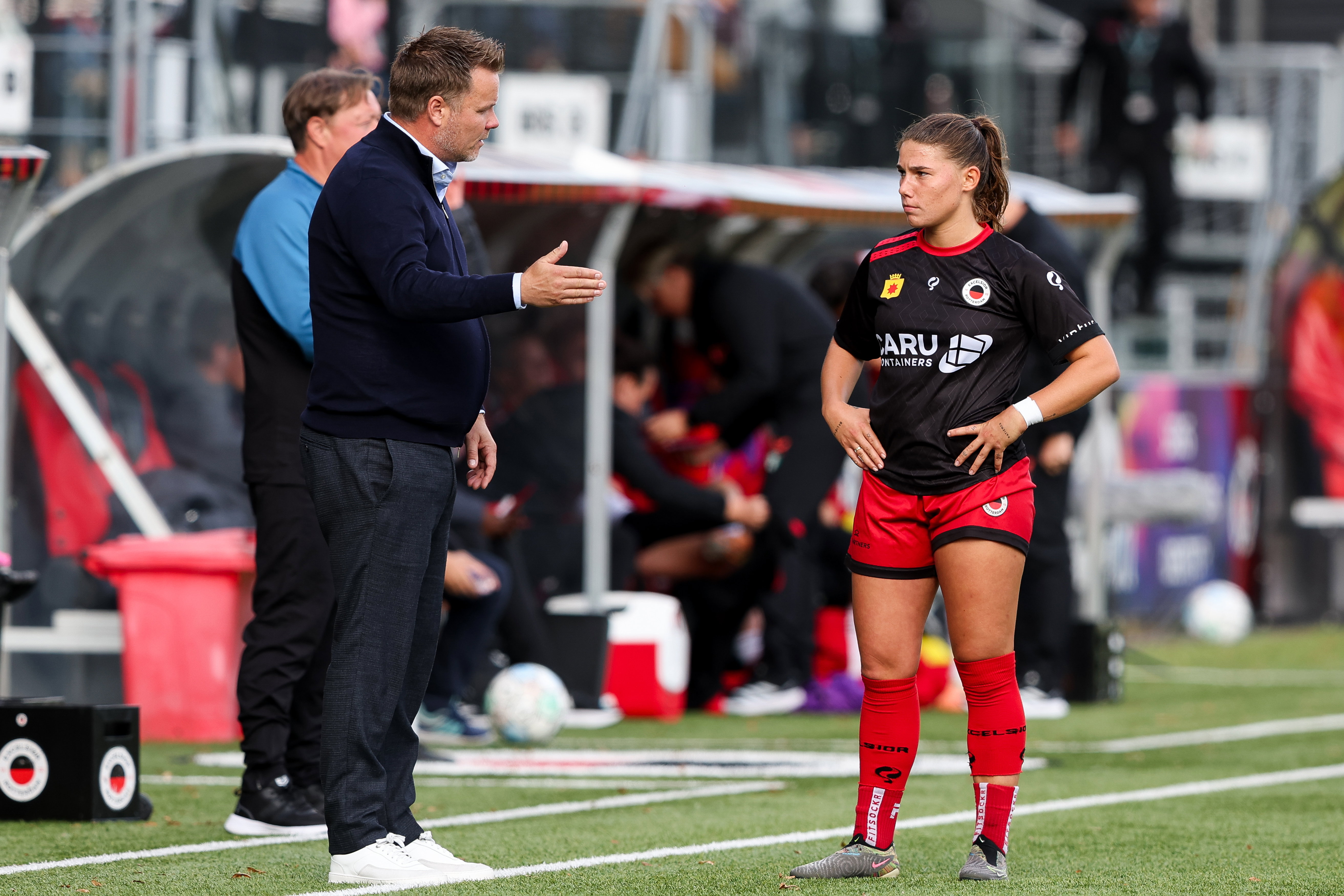 Lynn Groenewegen in gesprek met Excelsior-trainer Richard Mank