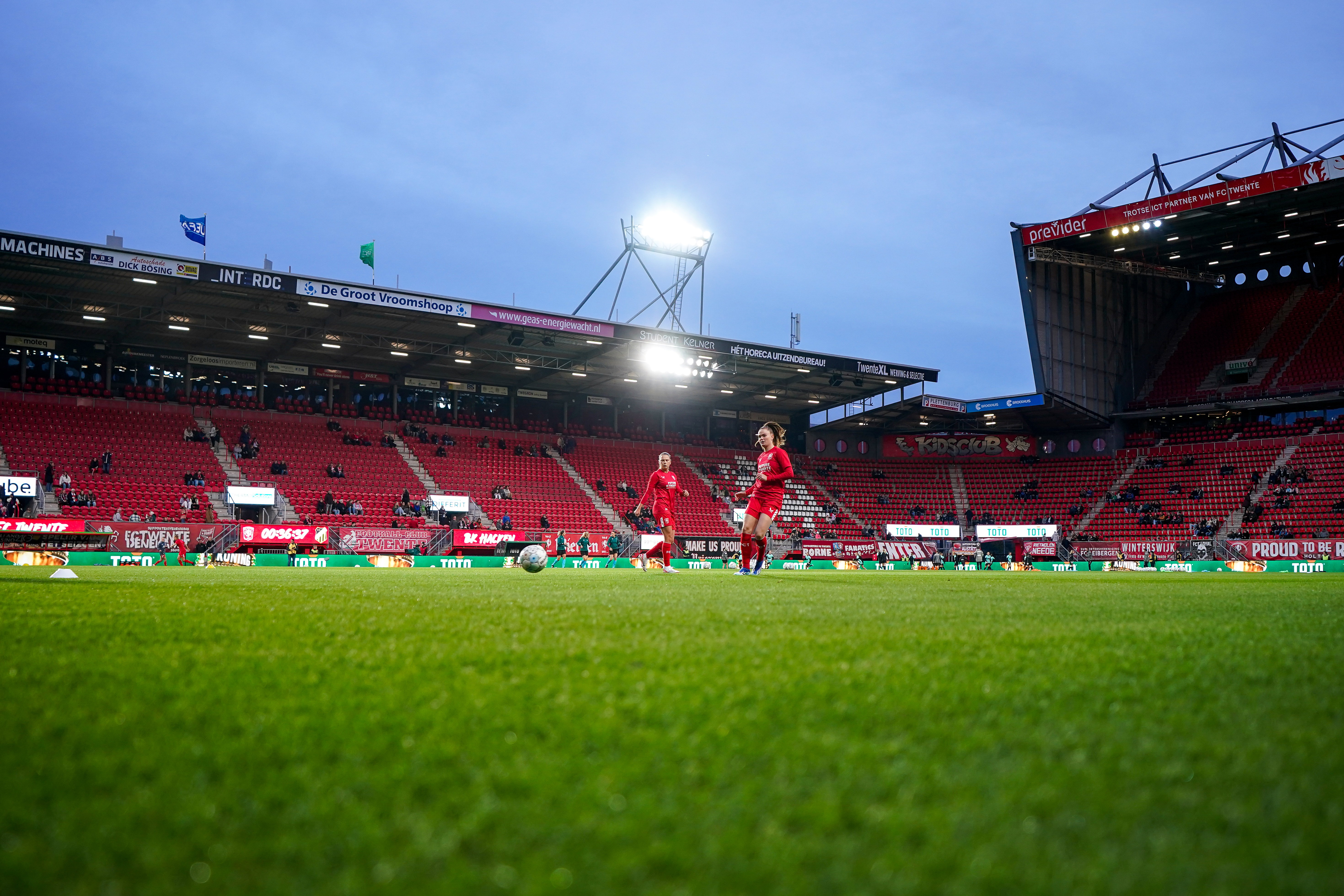 De speelsters van FC Twente in De Grolsch Veste