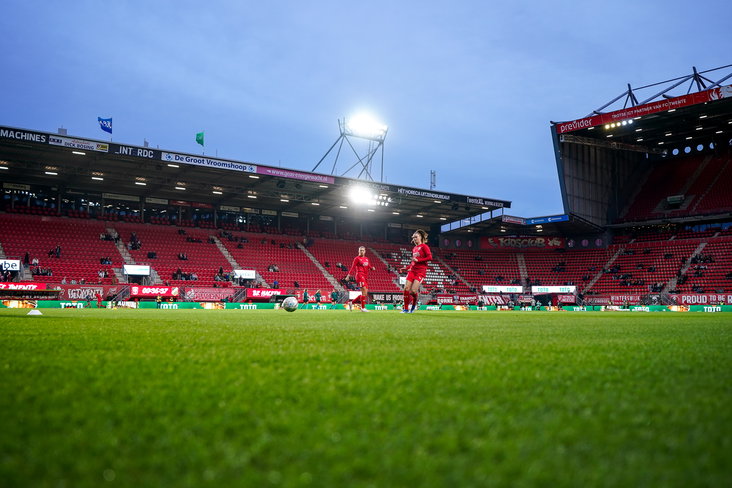De speelsters van FC Twente in De Grolsch Veste