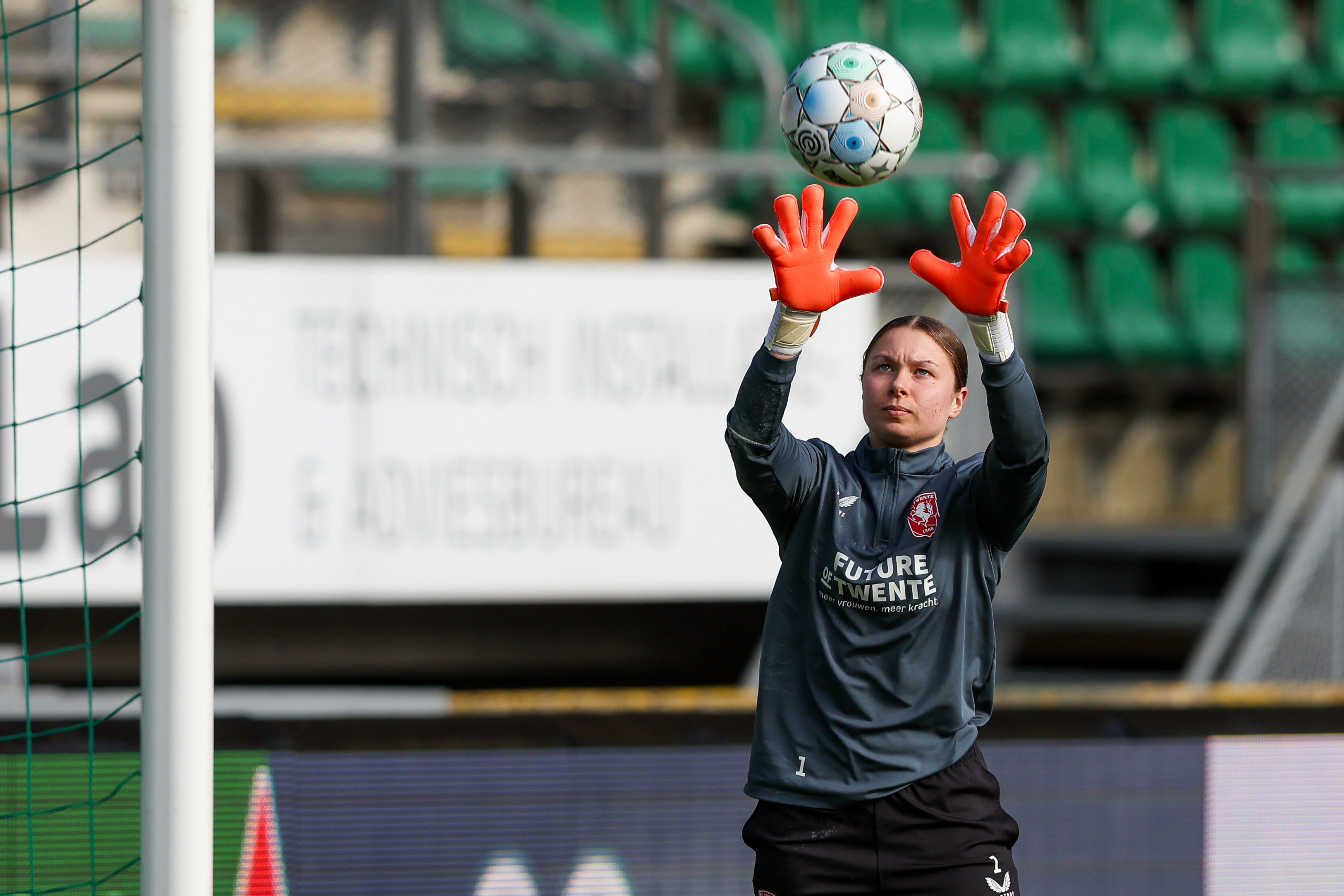 Daniëlle de Jong in de warming-up van FC Twente