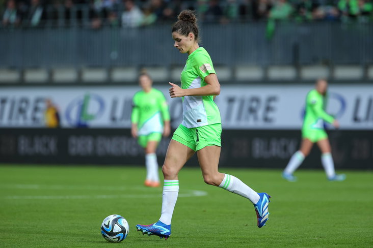 Dominique Janssen in actie namens VfL Wolfsburg