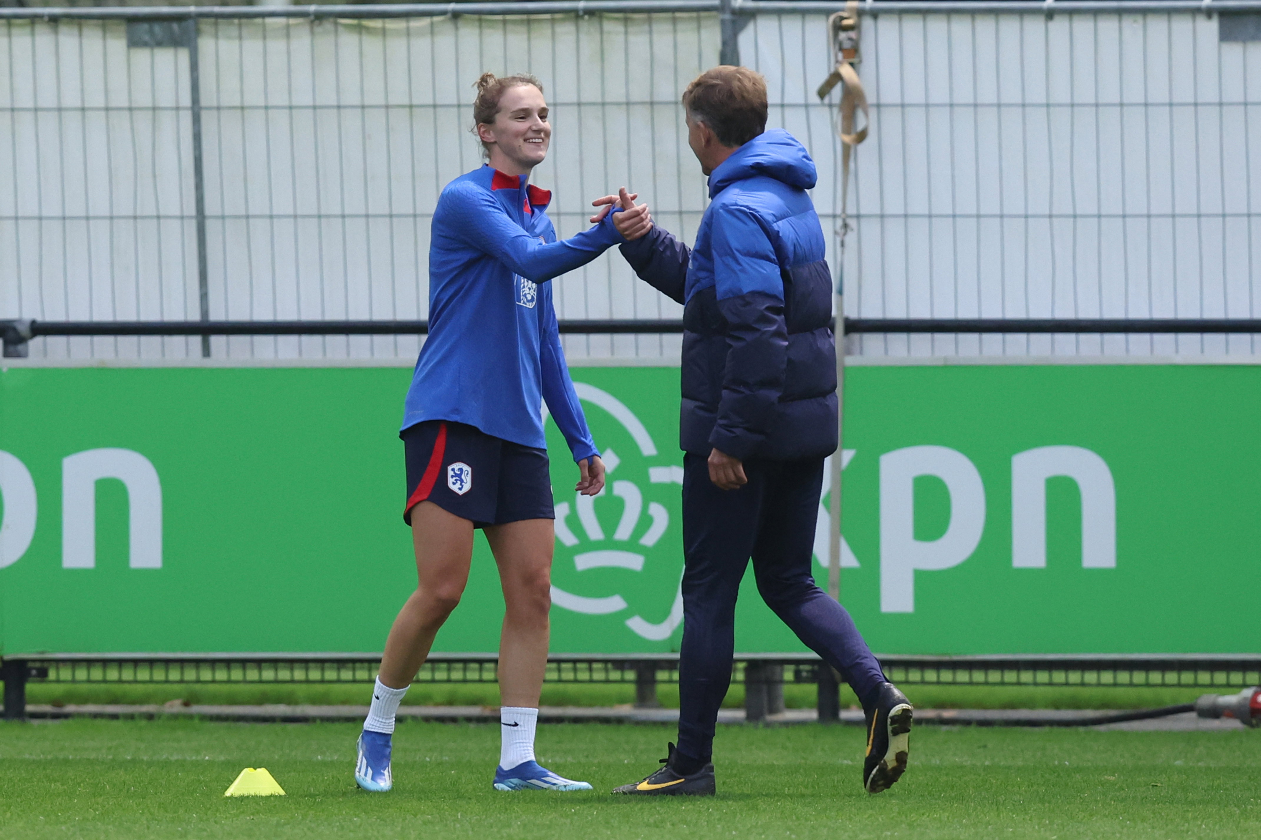 Andries Jonker en Vivianne Miedema op het trainingsveld bij Oranje