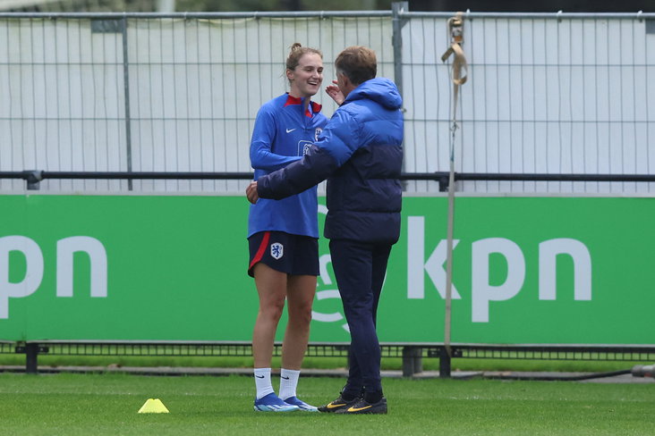 Andries Jonker en Vivianne Miedema op het trainingsveld bij Oranje