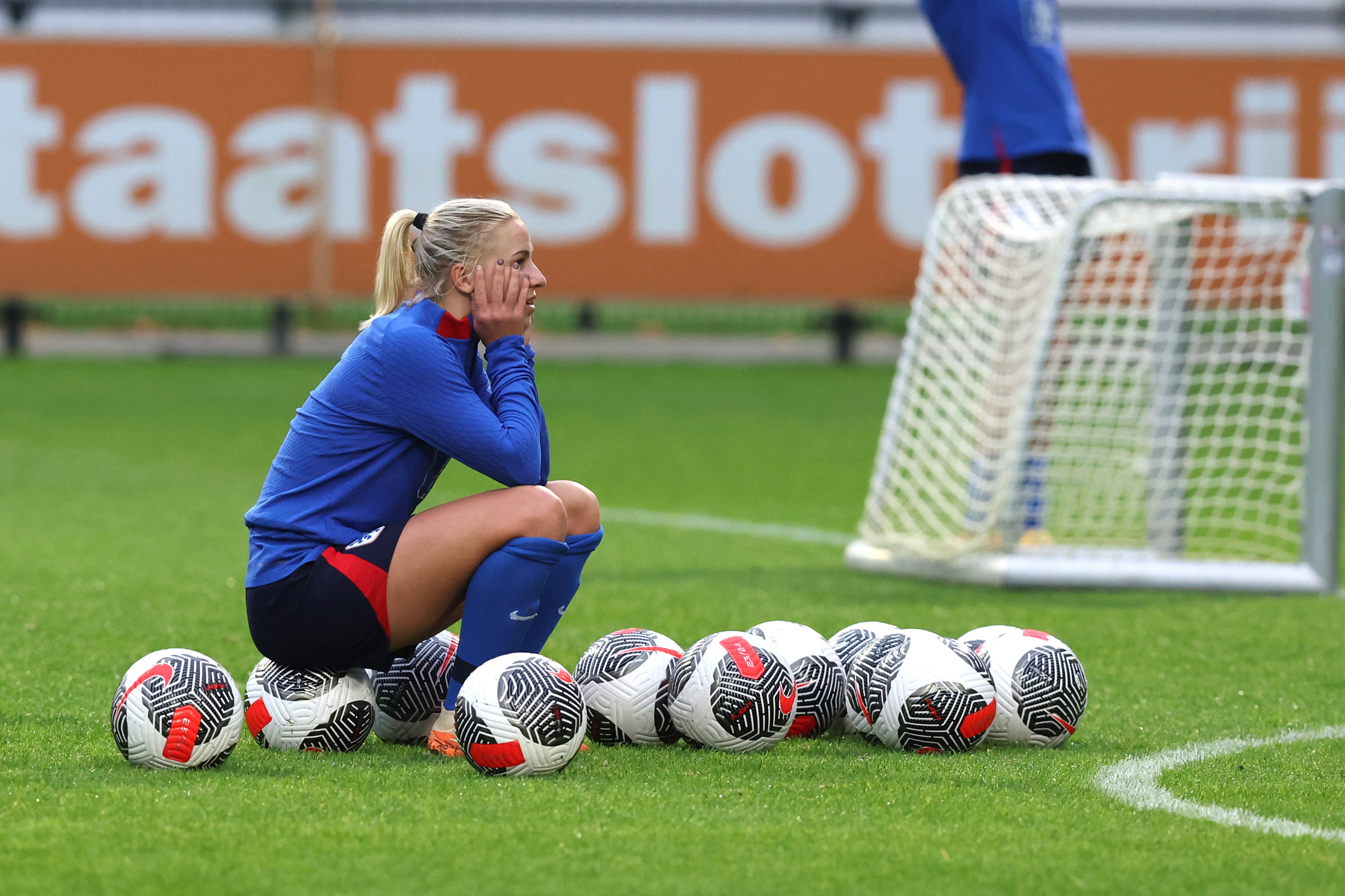 Jackie Groenen op de training van de OranjeLeeuwinnen
