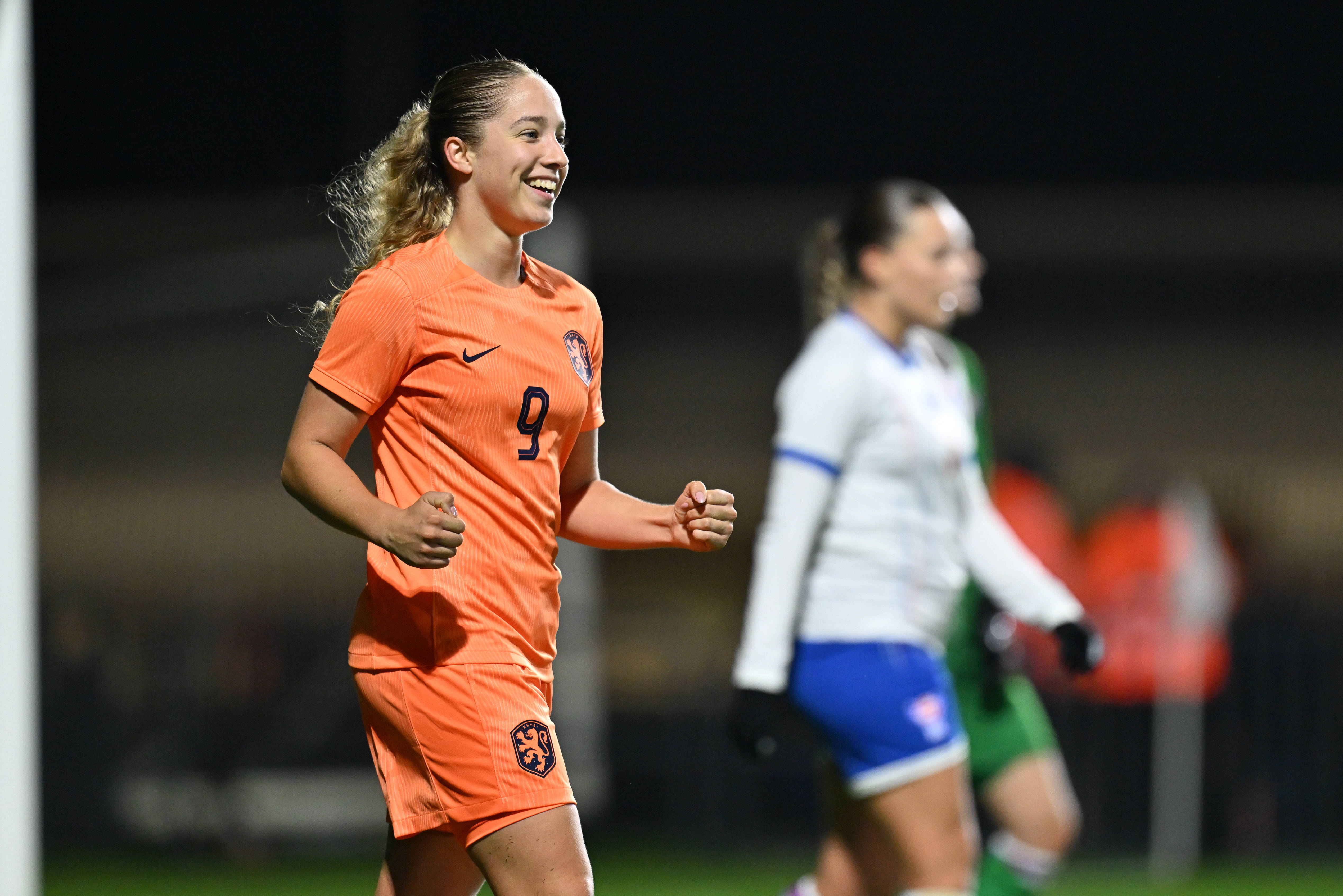 Danique Tolhoek juicht na een goal voor Oranje O19