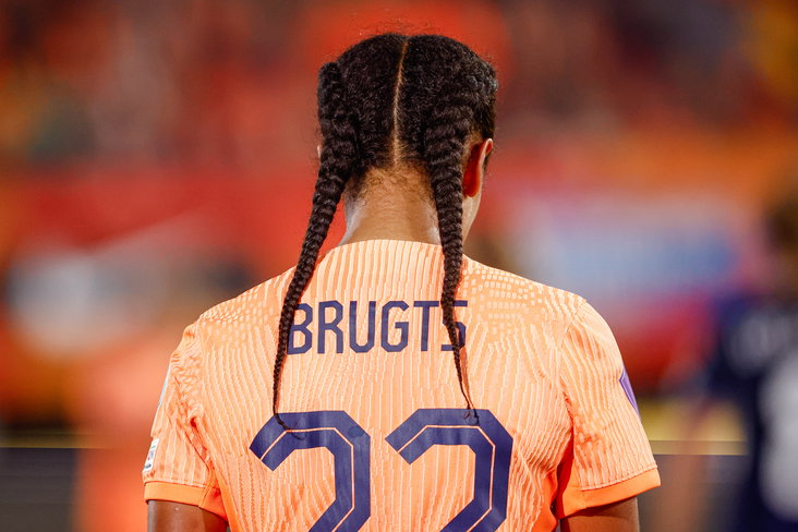 Esmee Brugts in actie namens de OranjeLeeuwinnen