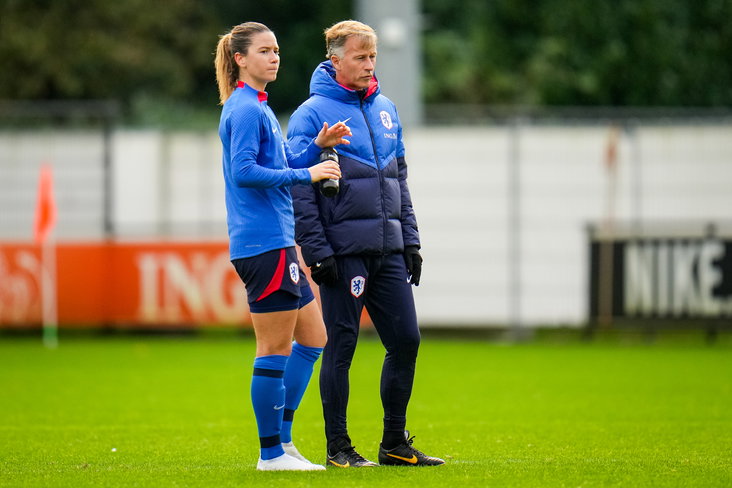 Andries Jonker in gesprek met Damaris Egurrola op de training van de OranjeLeeuwinnen