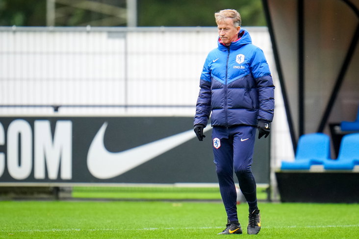 Andries Jonker op de training van de OranjeLeeuwinnen
