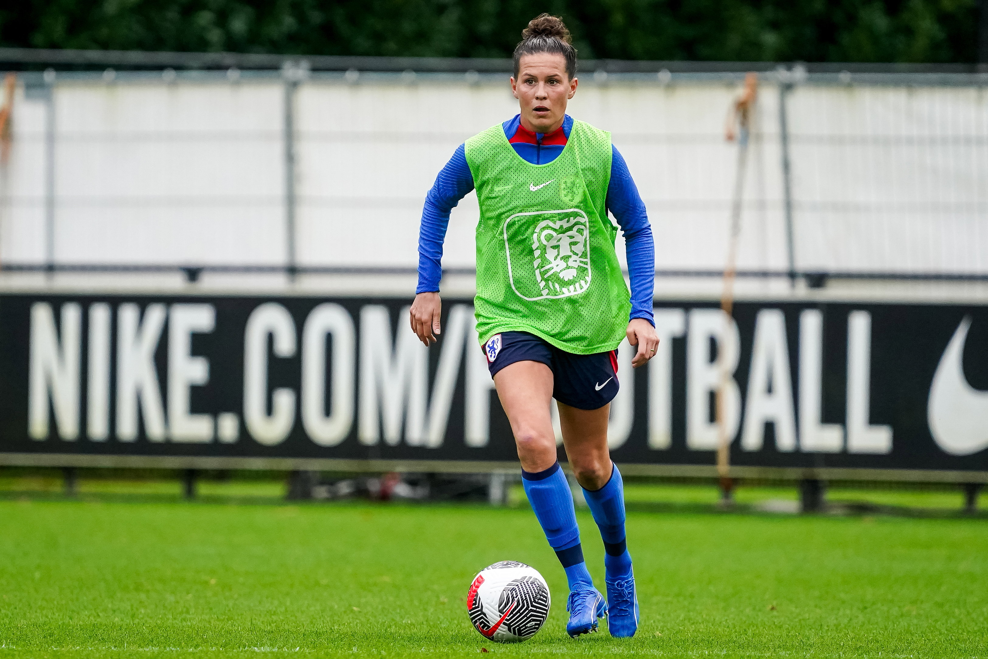 Merel van Dongen op de training van de OranjeLeeuwinnen