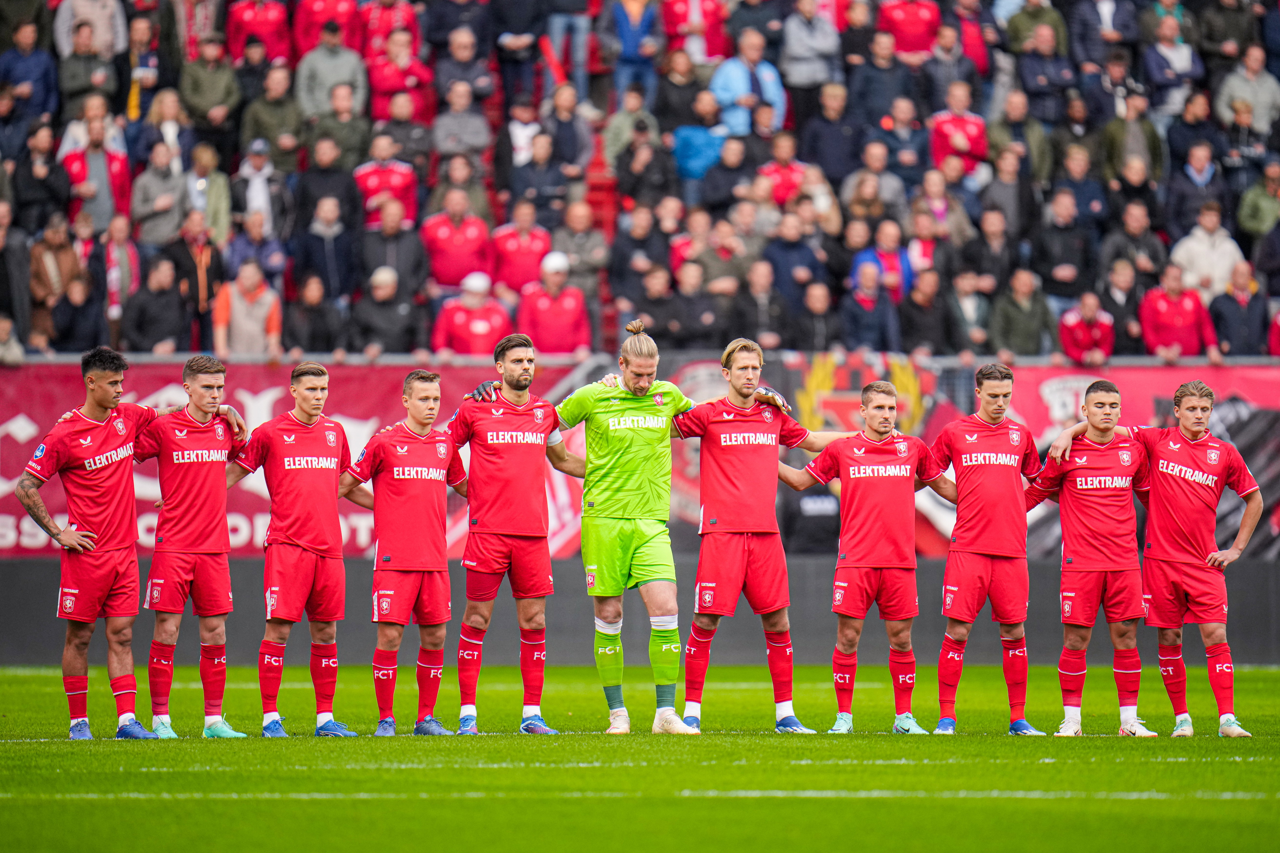 De spelers van FC Twente tijdens een minuut stilte