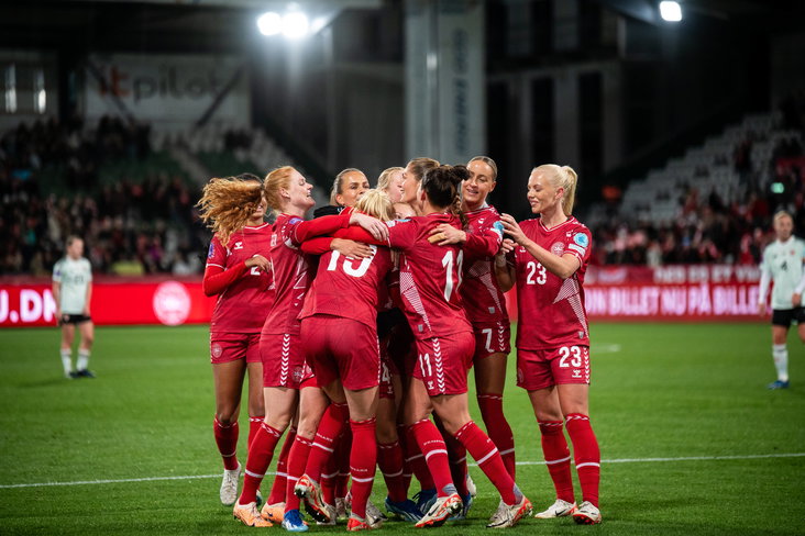 De speelsters van Denemarken juichen