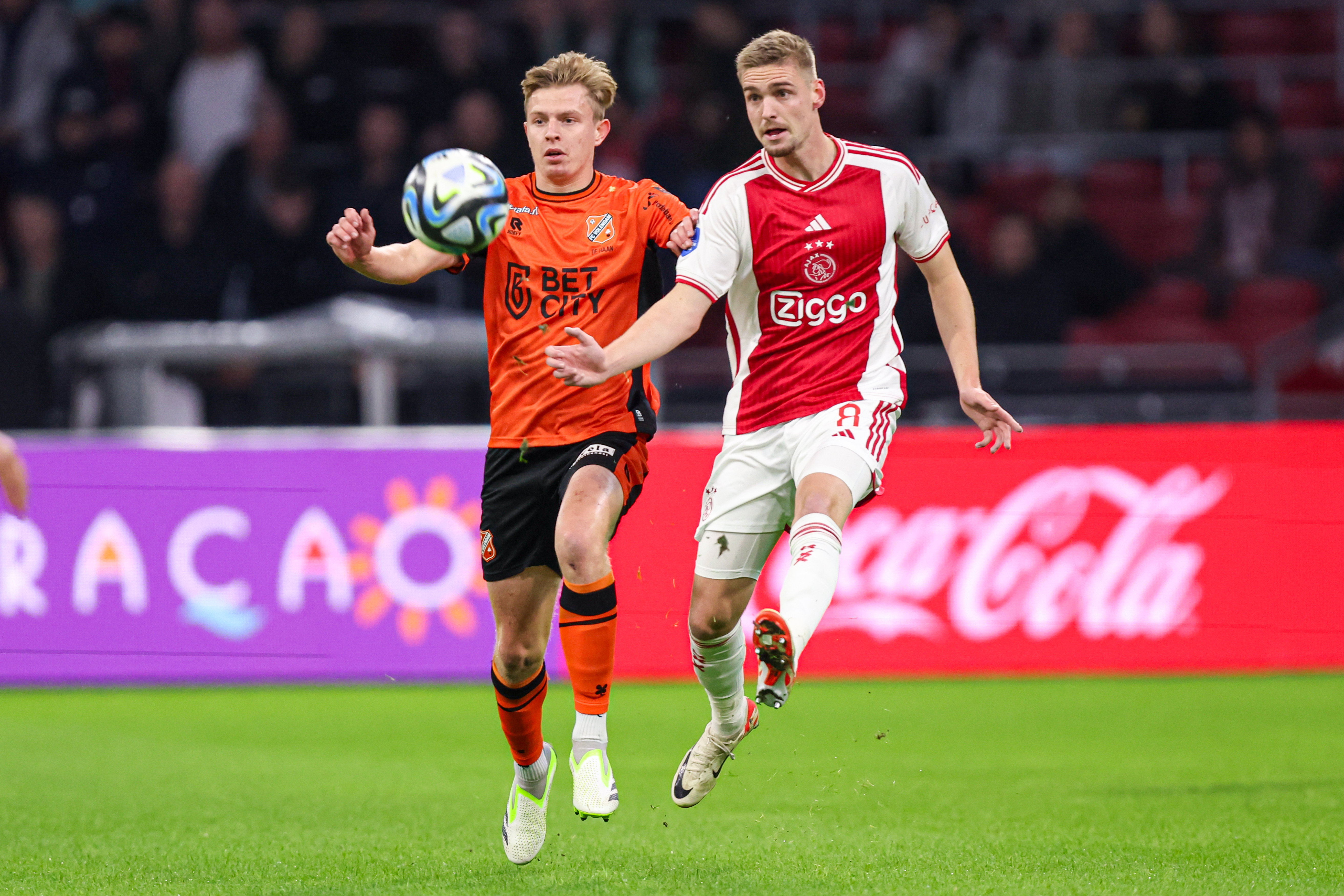Een duel tussen FC Volendam en Ajax