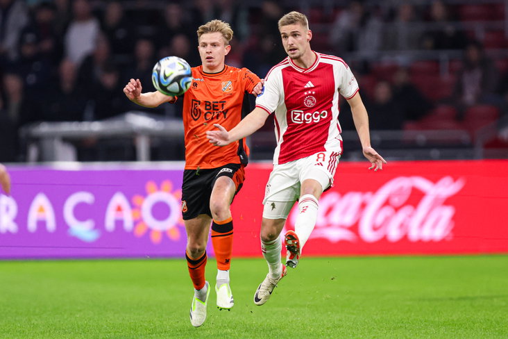 Een duel tussen FC Volendam en Ajax