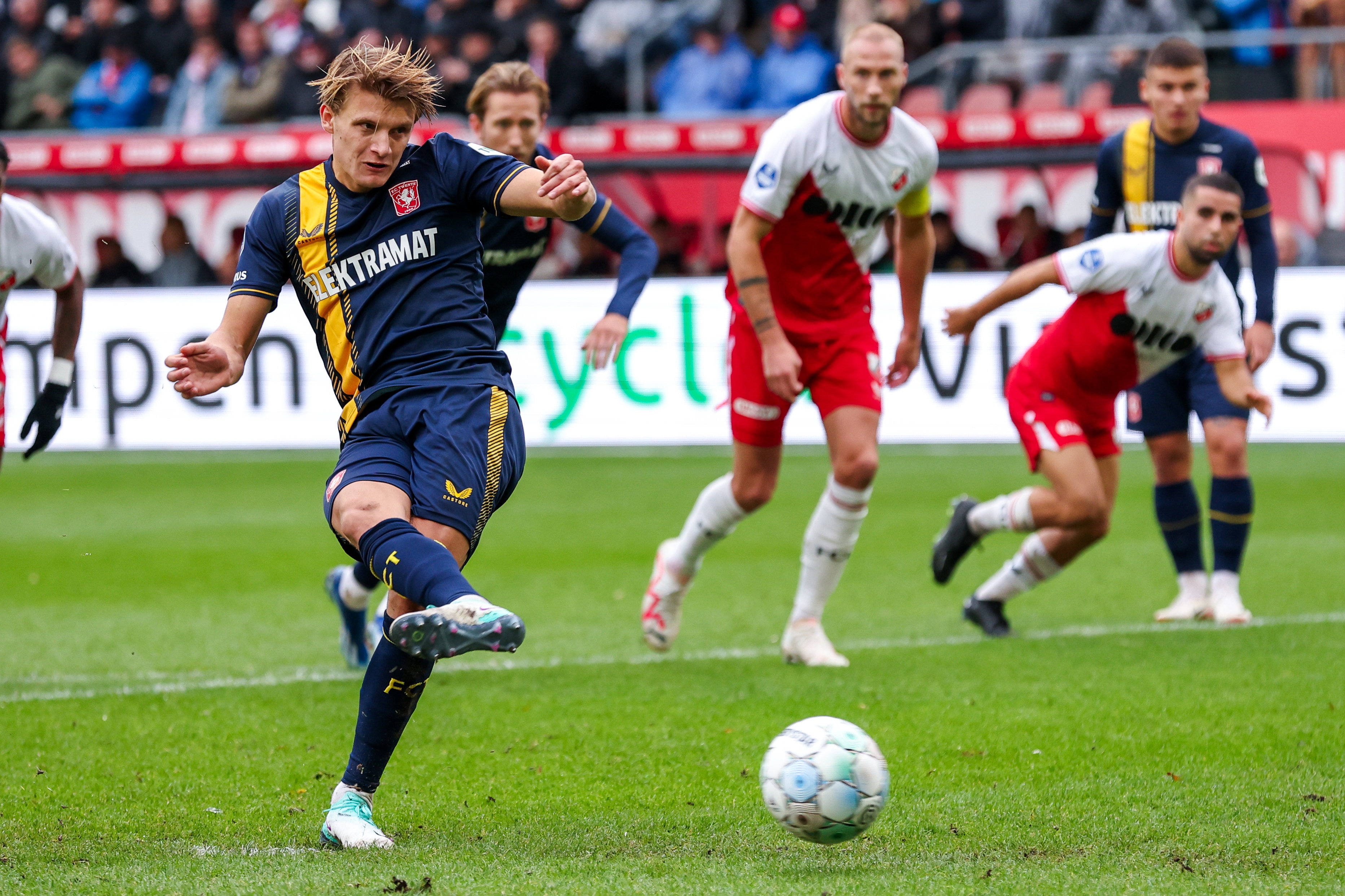 Sem Steijn scoort tegen FC Utrecht