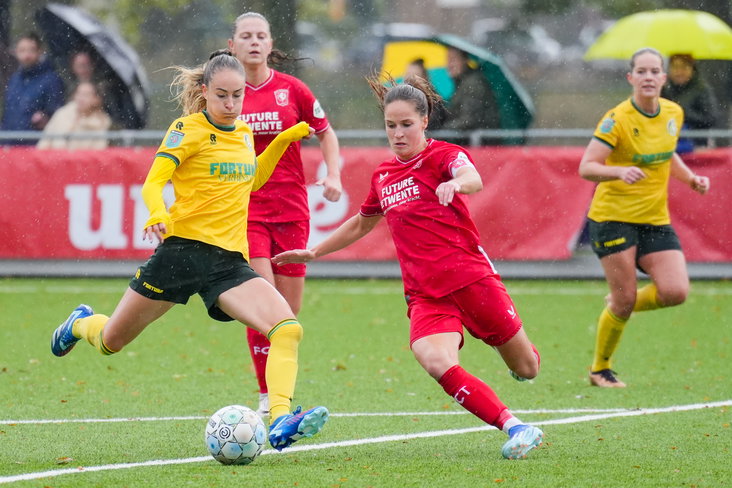 Een duel tussen FC Twente en Fortuna Sittard