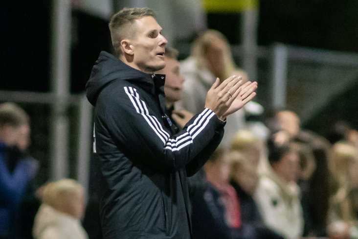 Olivier Amelink langs de lijn bij PEC Zwolle