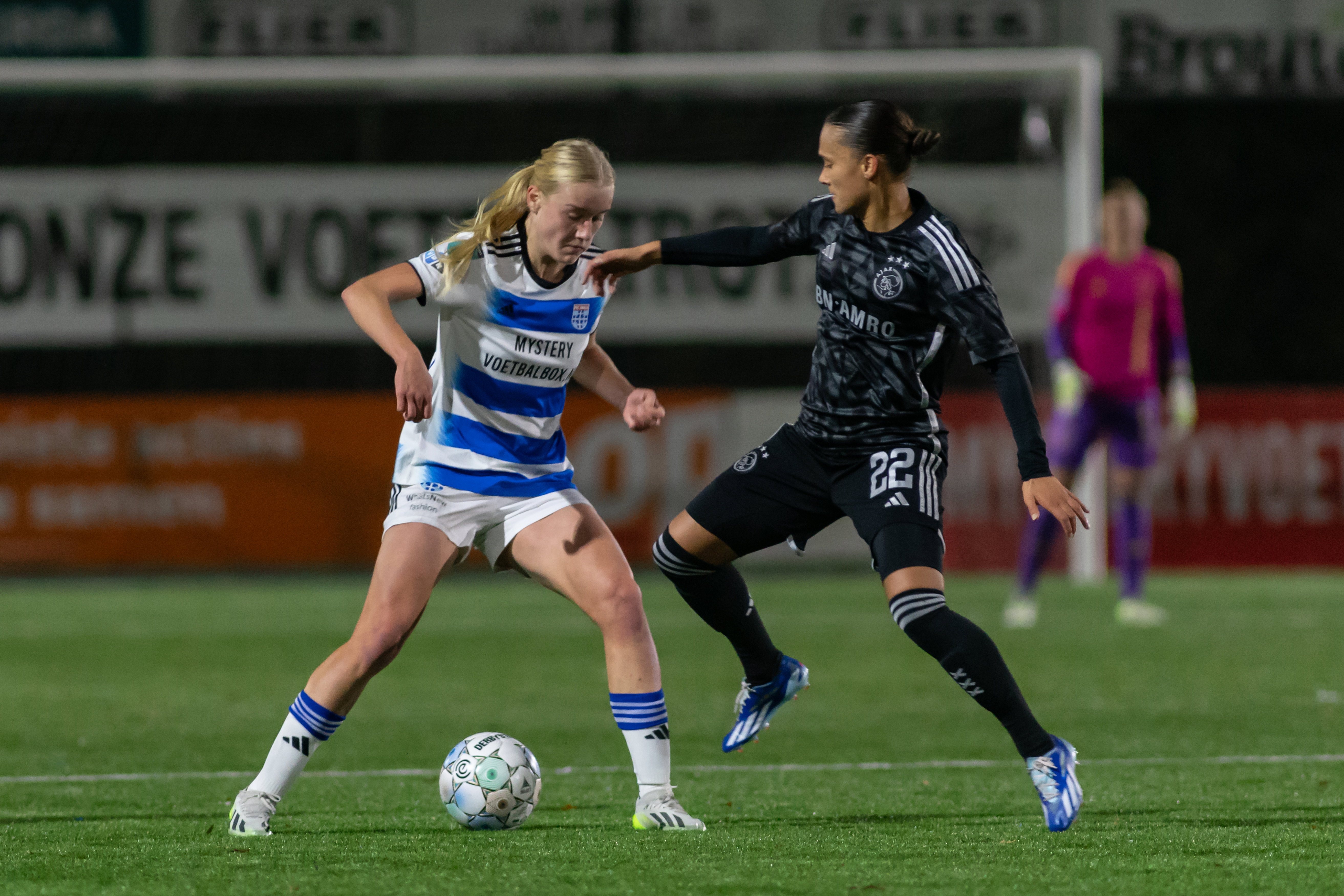 Bo van Egmond (PEC Zwolle) in duel met Ajax-speelster Quinty Sabajo