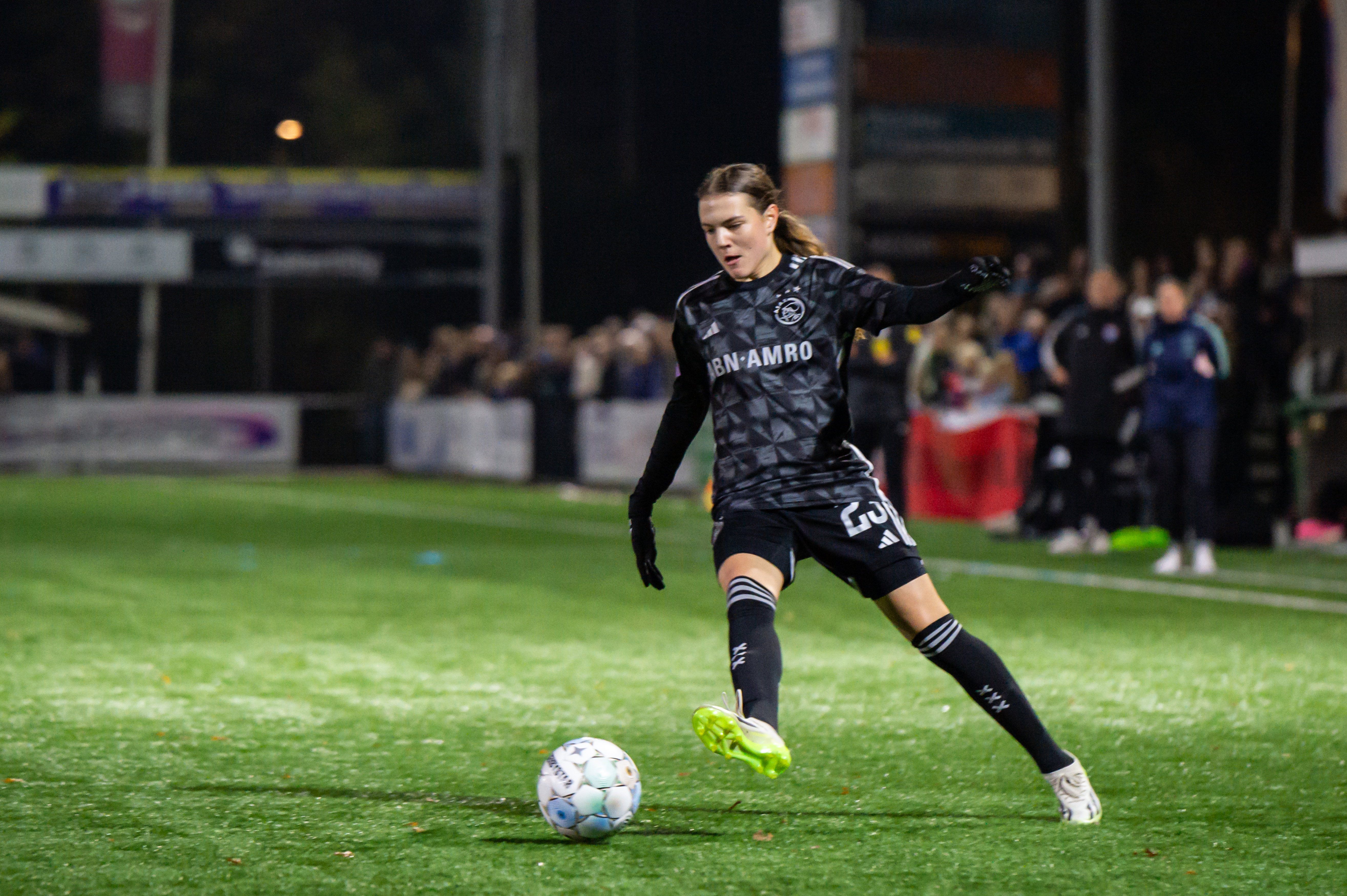Lotte Keukelaar in actie namens Ajax