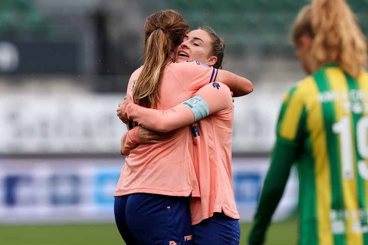 Alieke Tuin juicht met Tessa Wullaert na een goal voor Fortuna Sittard