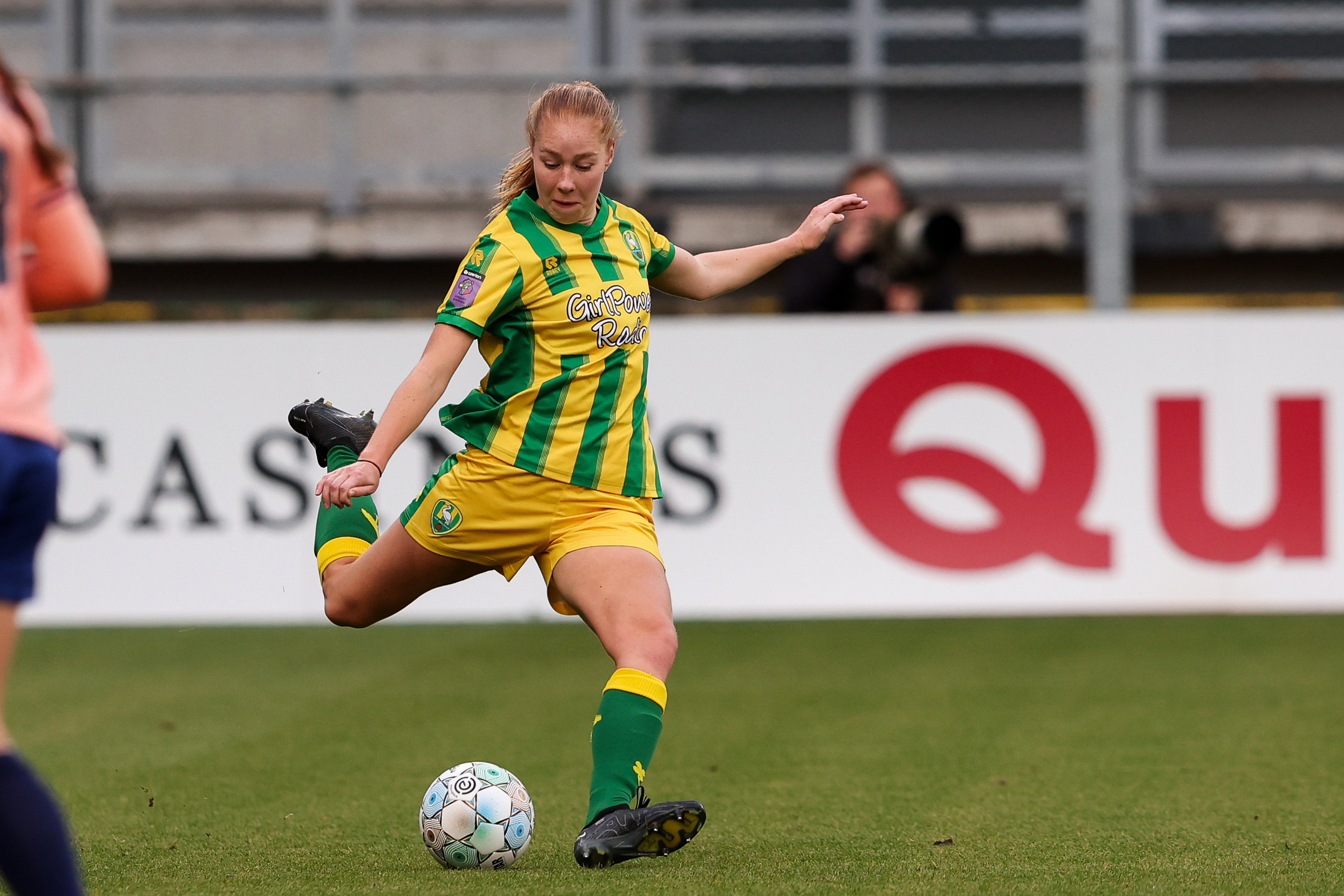 Nicole Stoop in actie namens ADO Den Haag